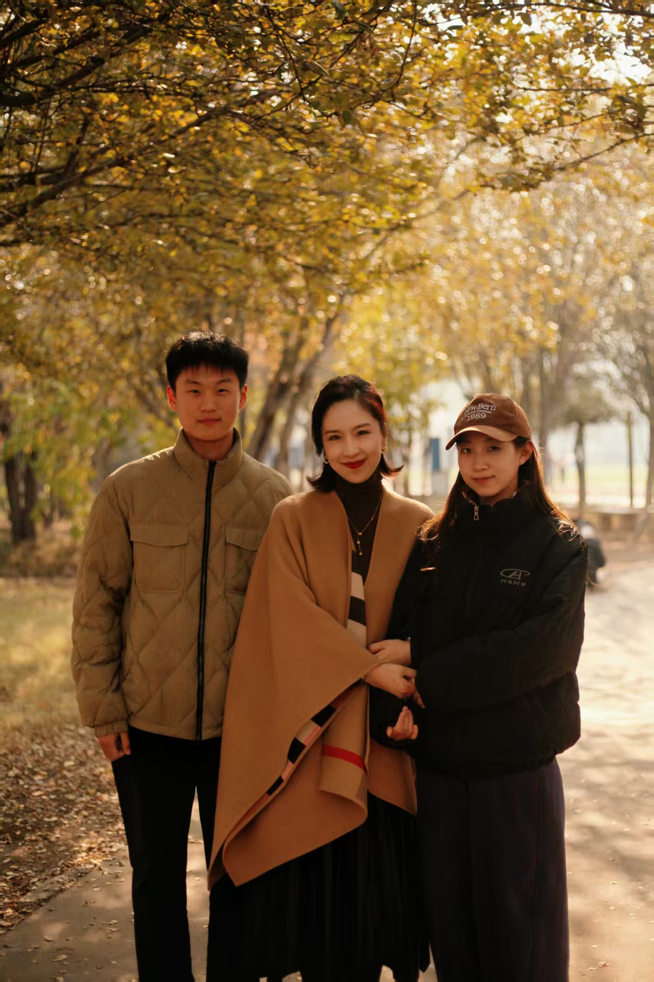 师生三人立于银杏树下，笑意温煦，胜过午后暖阳。知识与情谊在金叶婆娑间传承，这一刻的师恩如秋光般将成为岁月里最珍贵的留念。
