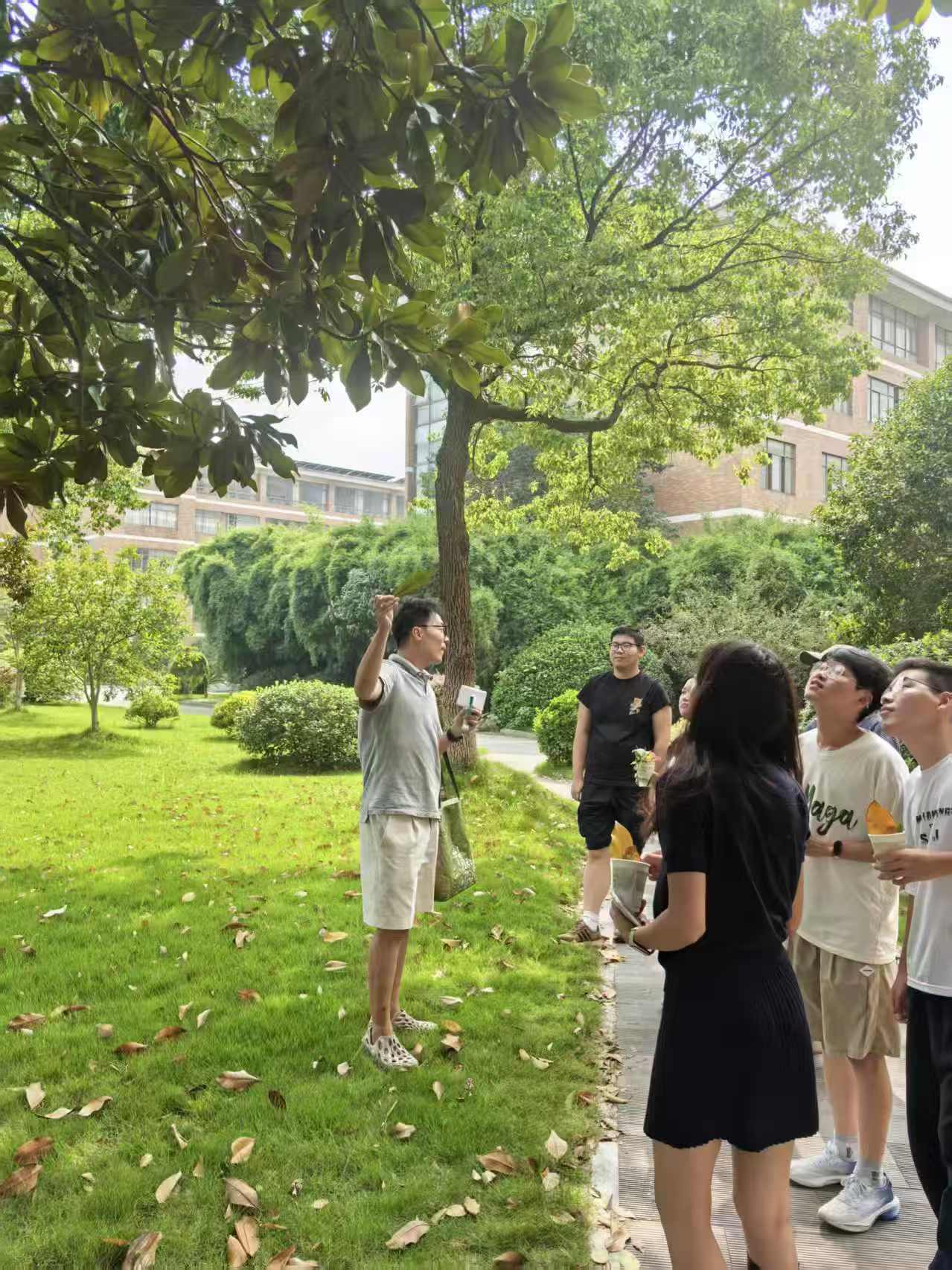 在教师的带领下，同学们展开了一场充满诗意的School Walk，认识校园秋色植物，感知秋日色彩的层次之美。