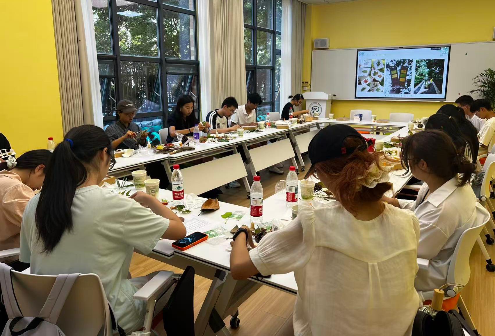 寒露拾秋活动中，同学们以秋叶、枯枝、落果等自然元素为媒介，在专注的修剪、拼贴与构思中，零散的自然元素在相框中重获新生。