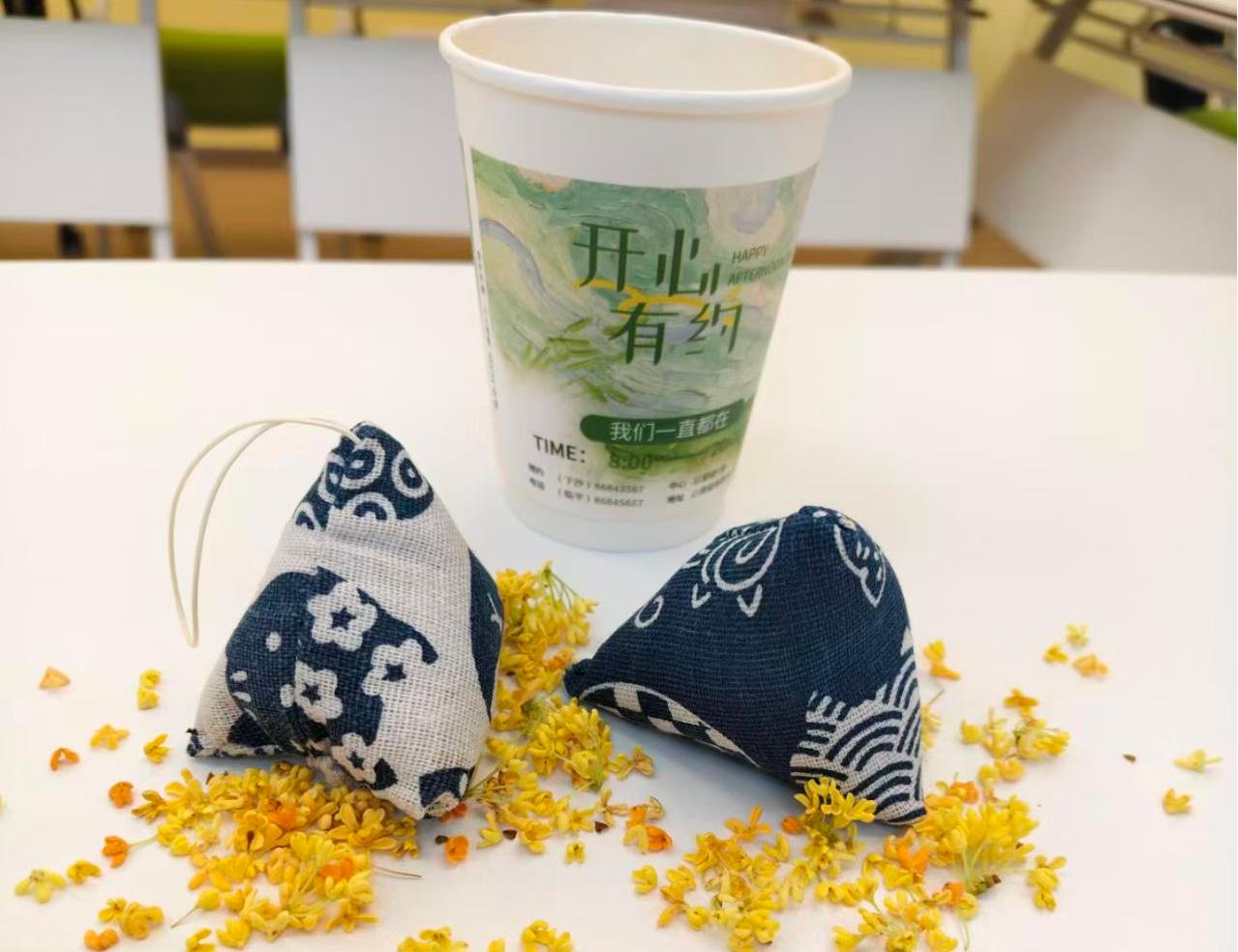 同学们亲手采摘校园内的桂花，一针一线缝制香囊，在芬芳中沉淀心情，以触觉与嗅觉唤醒内心的温暖。