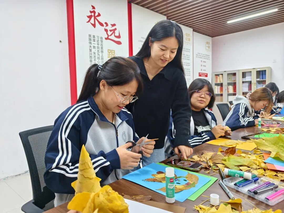 大家充分发挥想象力，用胶水、剪刀等简单工具，将落叶拼贴成灵动的舞蹈者、绚烂的花朵、温馨的校园风景等各式图案。