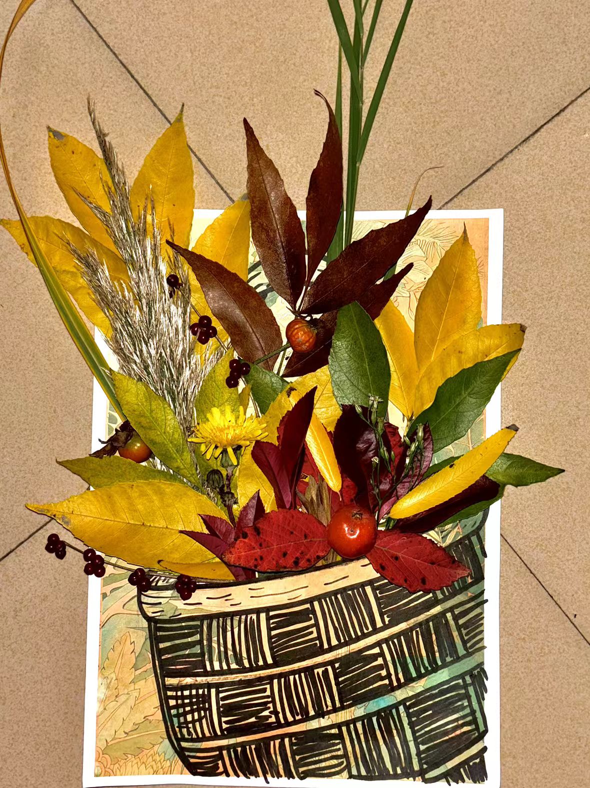 手绘筐纸托着秋的馈赠：黄叶绿枝裹着红果，碎浆果沾着绒草香，连那朵小黄花都裹满季节的暖，把秋活生生“种”进画里。