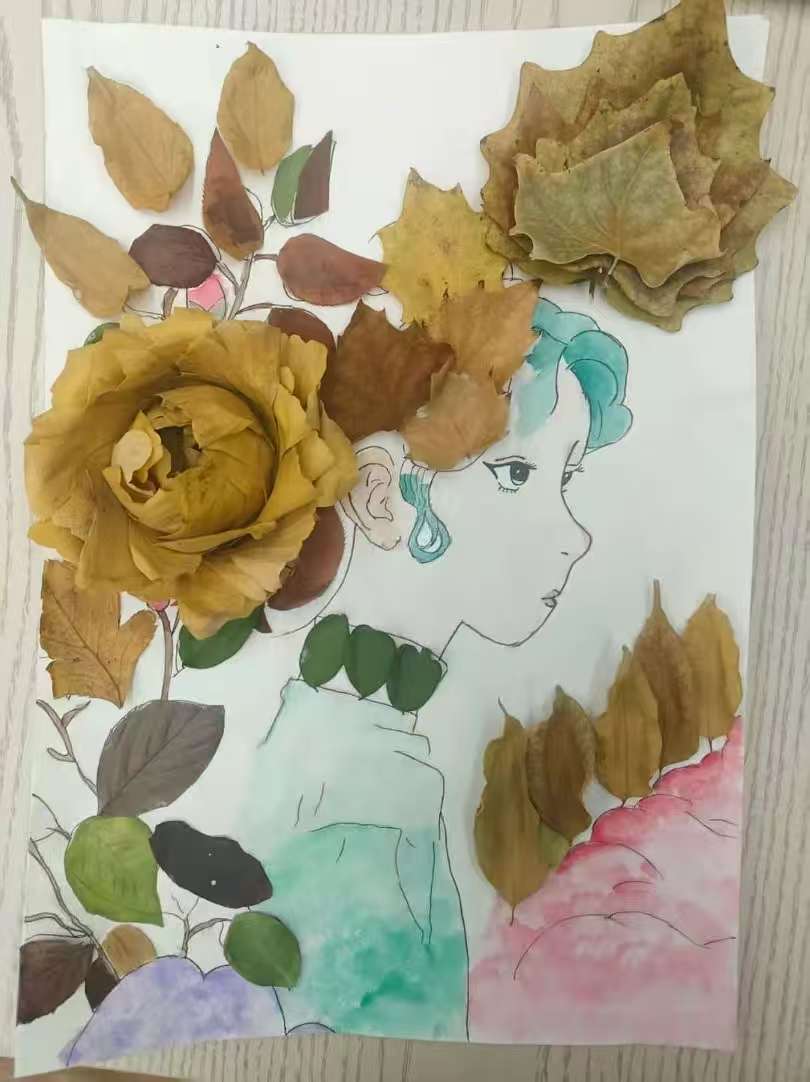 -把秋天当作天然的“颜料与素材”用银杏叶叠成的黄玫瑰，深浅不一的秋叶，和手绘的少女形象融合，浪漫住进了画面里-
李荣