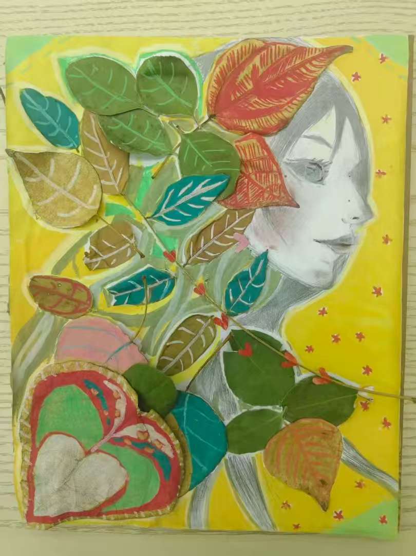 这幅作品以“自然之灵”为主题，借树叶的斑斓与少女的形象，诠释人与自然然的共生之美，让秋之叶在艺术中绽放灵动诗意-
陈柯如