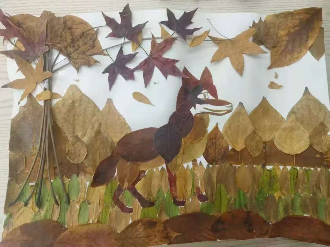 -画中的狐狸在秋树叶织就的天地里穿梭，就像我们在青春的旅途中探索.每一片叶子的反理都是时光的褶皱，藏着青春碎片
  许慧