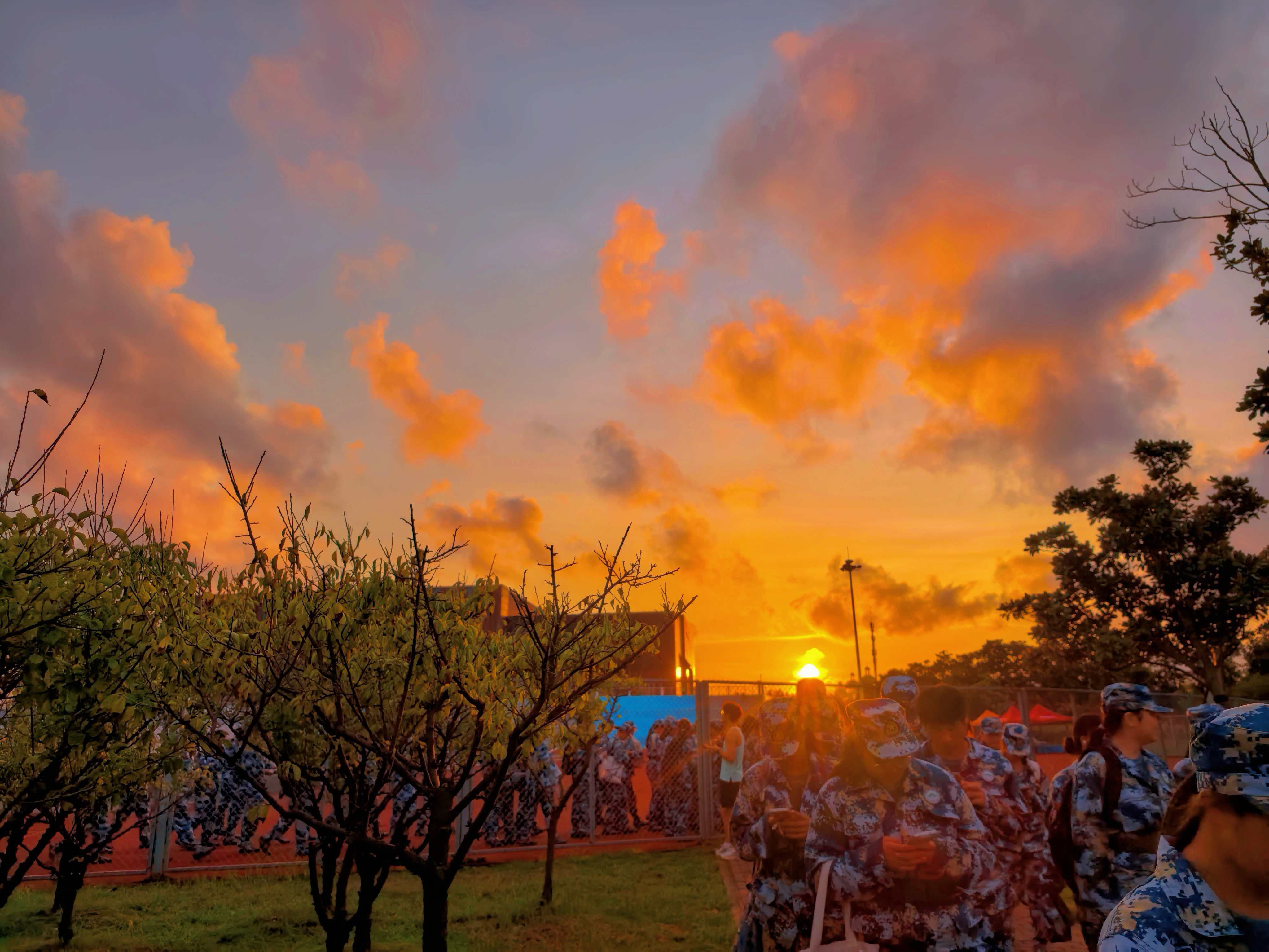 秋阳染霞，迷彩青春在校园铺展。无论是霞光四溢的黄昏，还是笑容洋溢的面孔，都藏着我们初入大学时，对成长与未来的炽热期望。