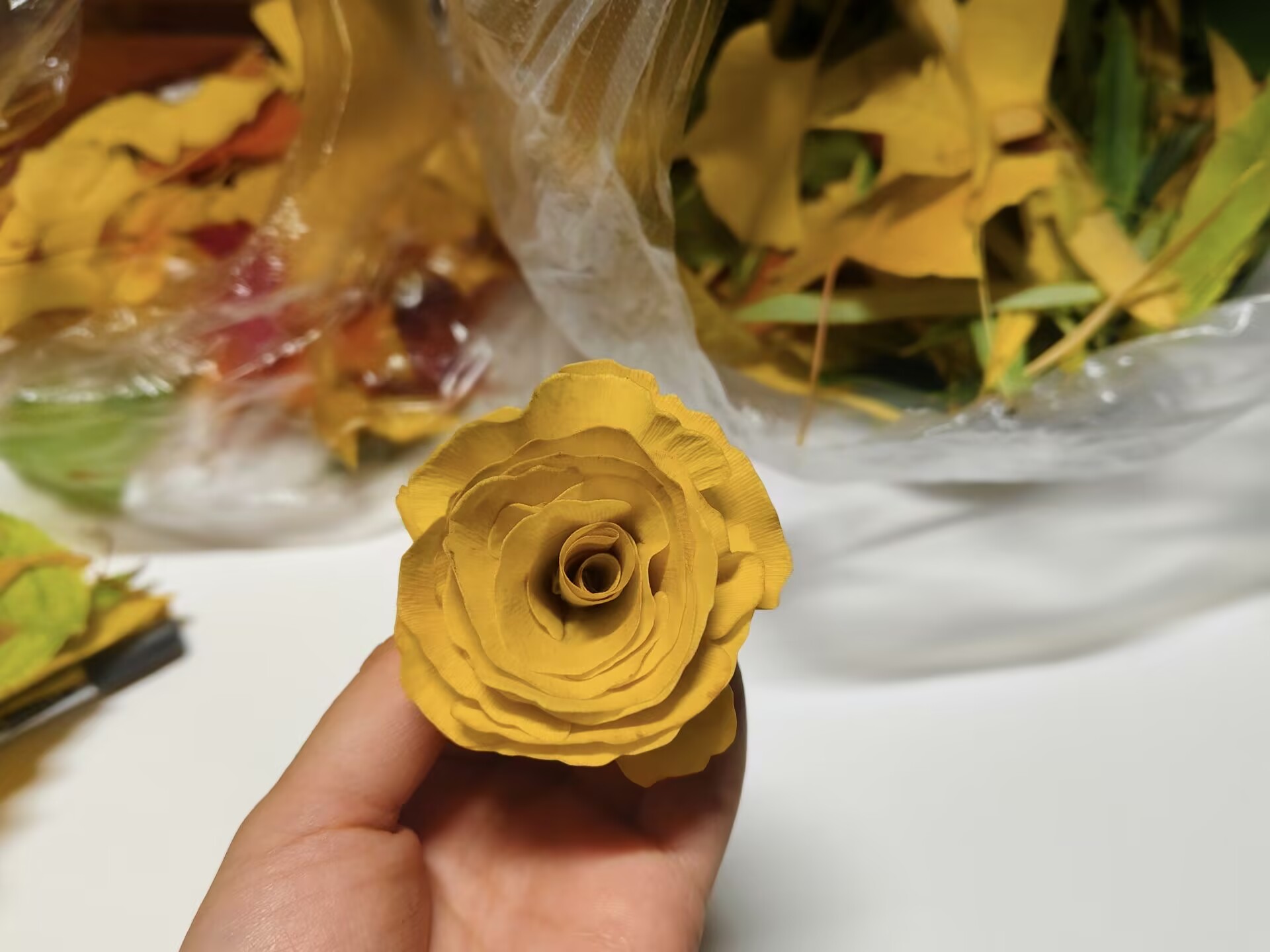 我决定亲手封装这份“秋天的礼物”。专注手工时，外界纷扰渐远，内心格外宁静。用不同叶片，精心拼贴成花束。