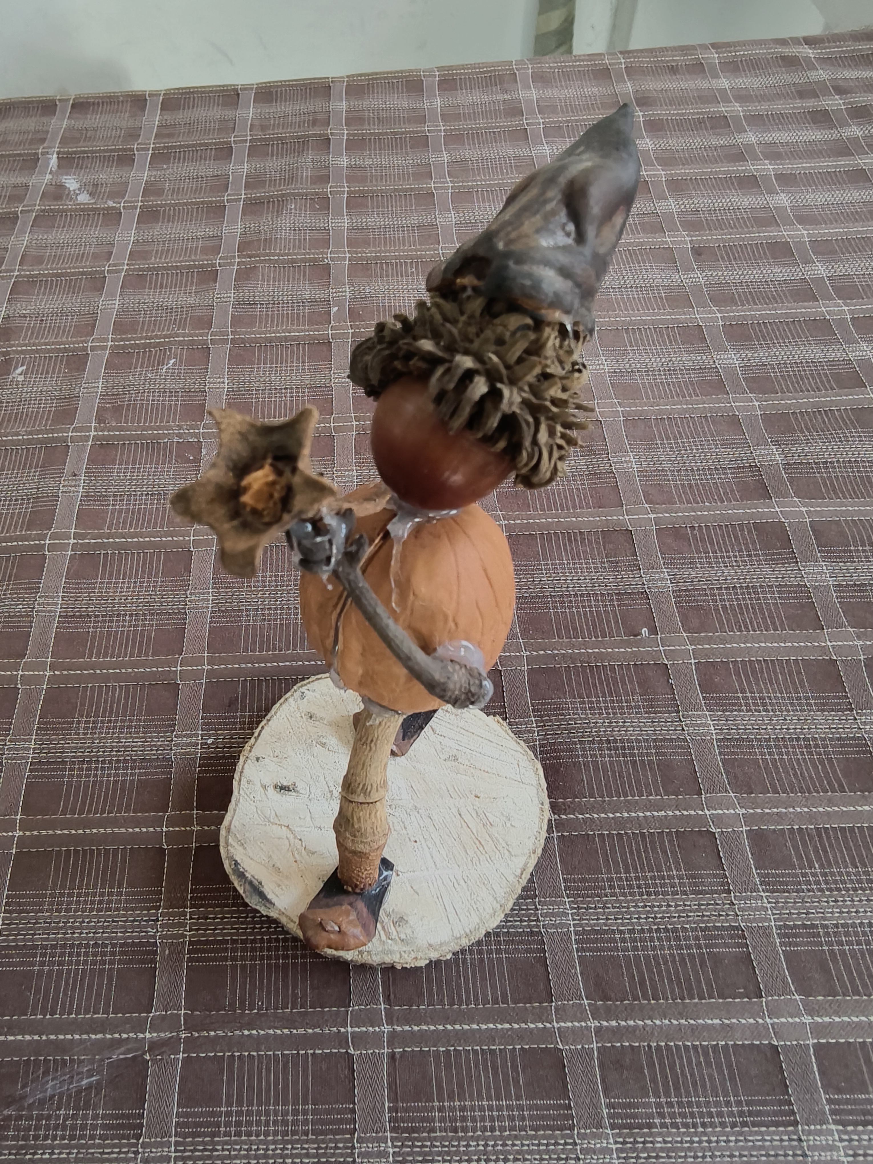 借橡果、枯枝，打造持乐器的演奏者，保留野物粗粝质感，以 “顺势赋形” 的巧思，让萧瑟秋物漾出灵动生活气息。