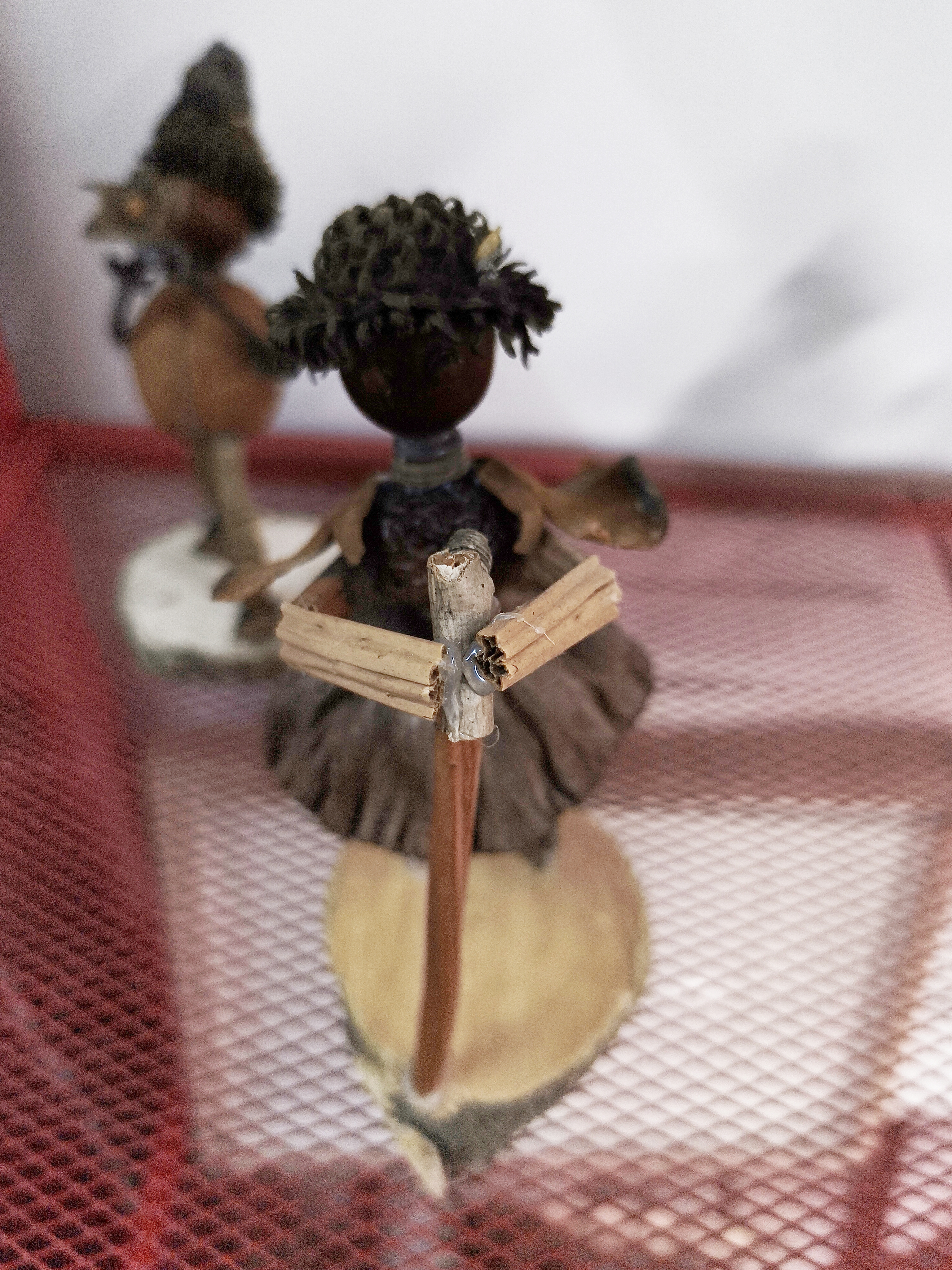 这是乐队的主唱，以树枝作为手臂和麦克风，枯莲蓬作为裙摆，将季节残屑化为温馨摆件，未加雕琢尽显本真。