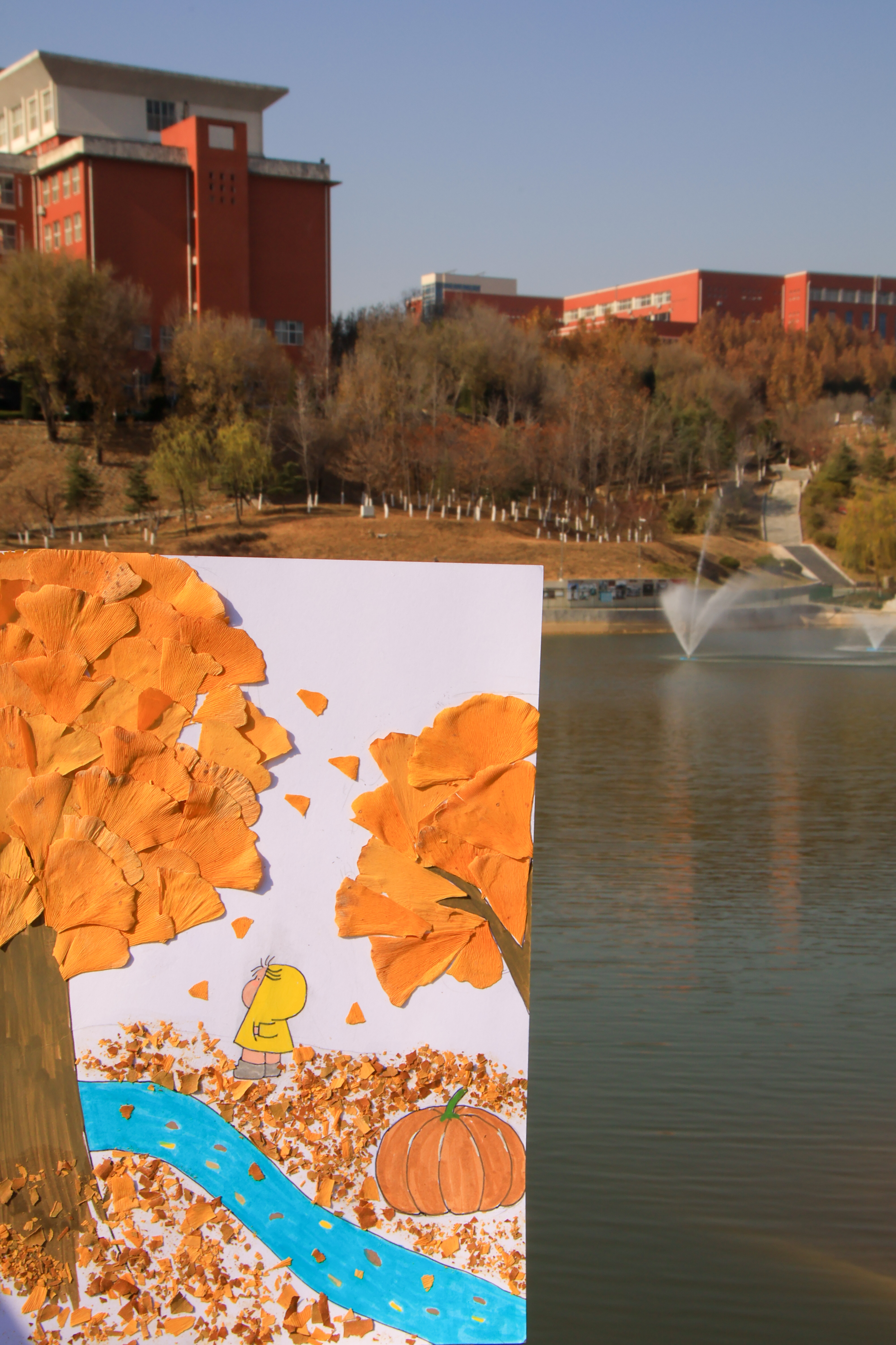 倾听流水与落叶合奏的诗篇，原来最美的丰收，是让童年住进秋天的心里。