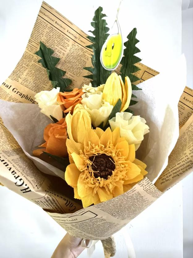 作品使用皱纹纸为材料，制作向日葵、郁金香、玫瑰、洋桔梗、小雏菊等纸花，组成花束。