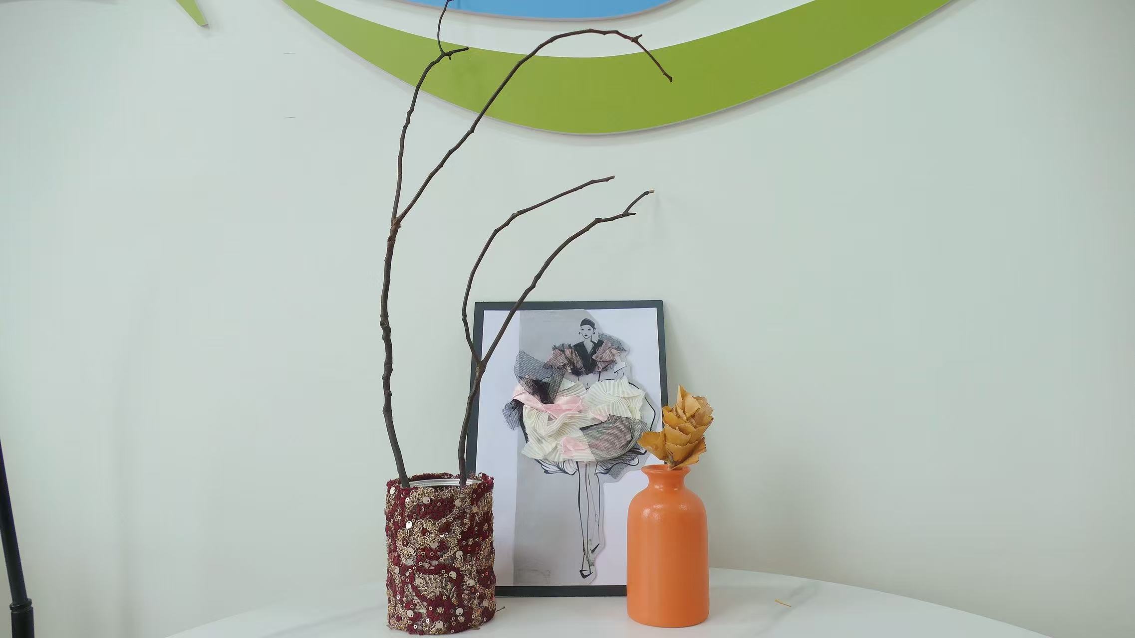 用旧布料重塑花器，“包裹“也是一场治愈。给不起眼的容器缀上闪亮肌理，让寻常日常褪去平淡，在一针一线里，生出温柔的仪式感。