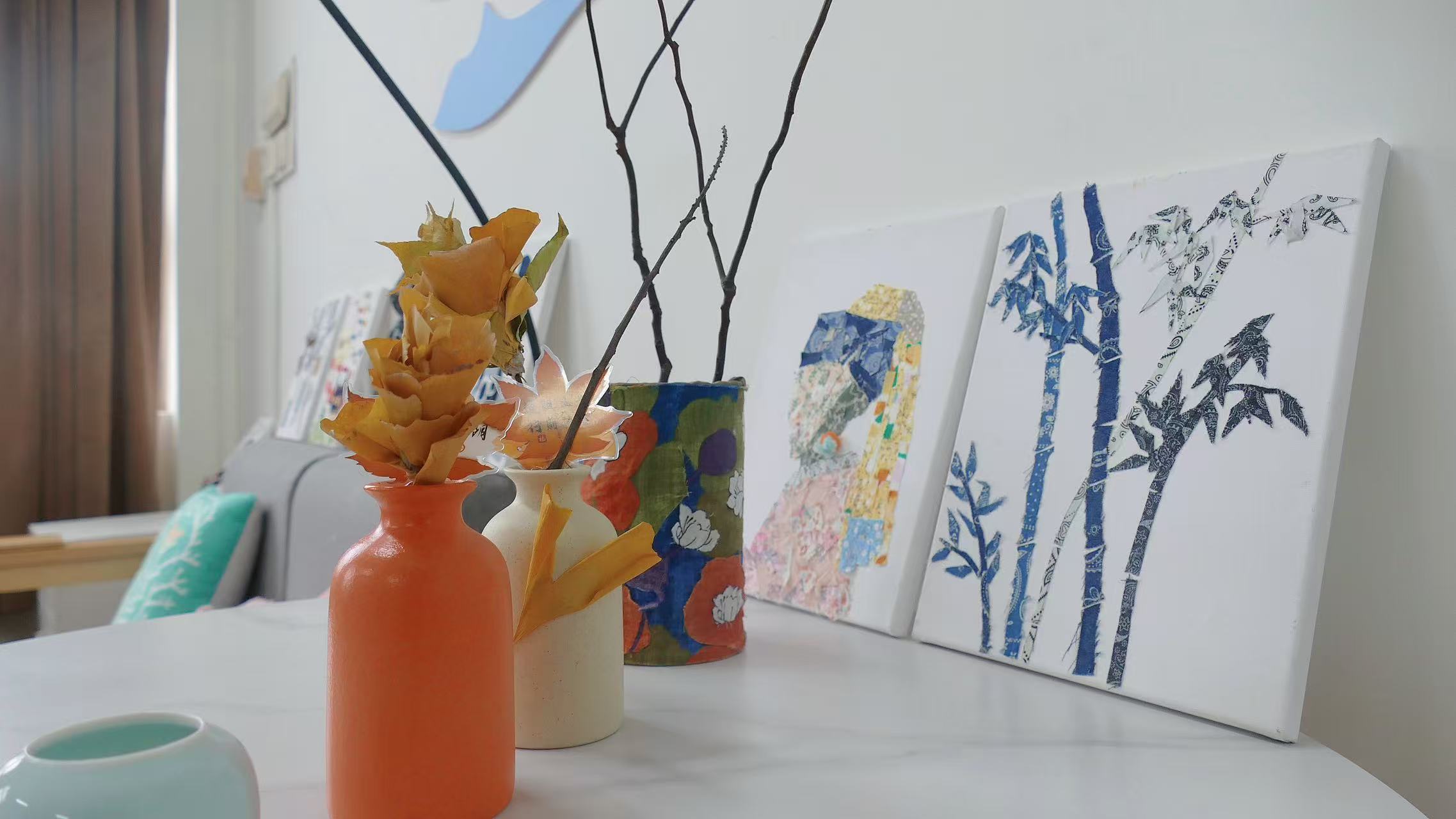 指尖摩挲手作花器，细调装饰画的角度，当我们把注意力放在指尖的拼接、摆放里，那些杂乱的思绪也会慢慢归于宁静。。