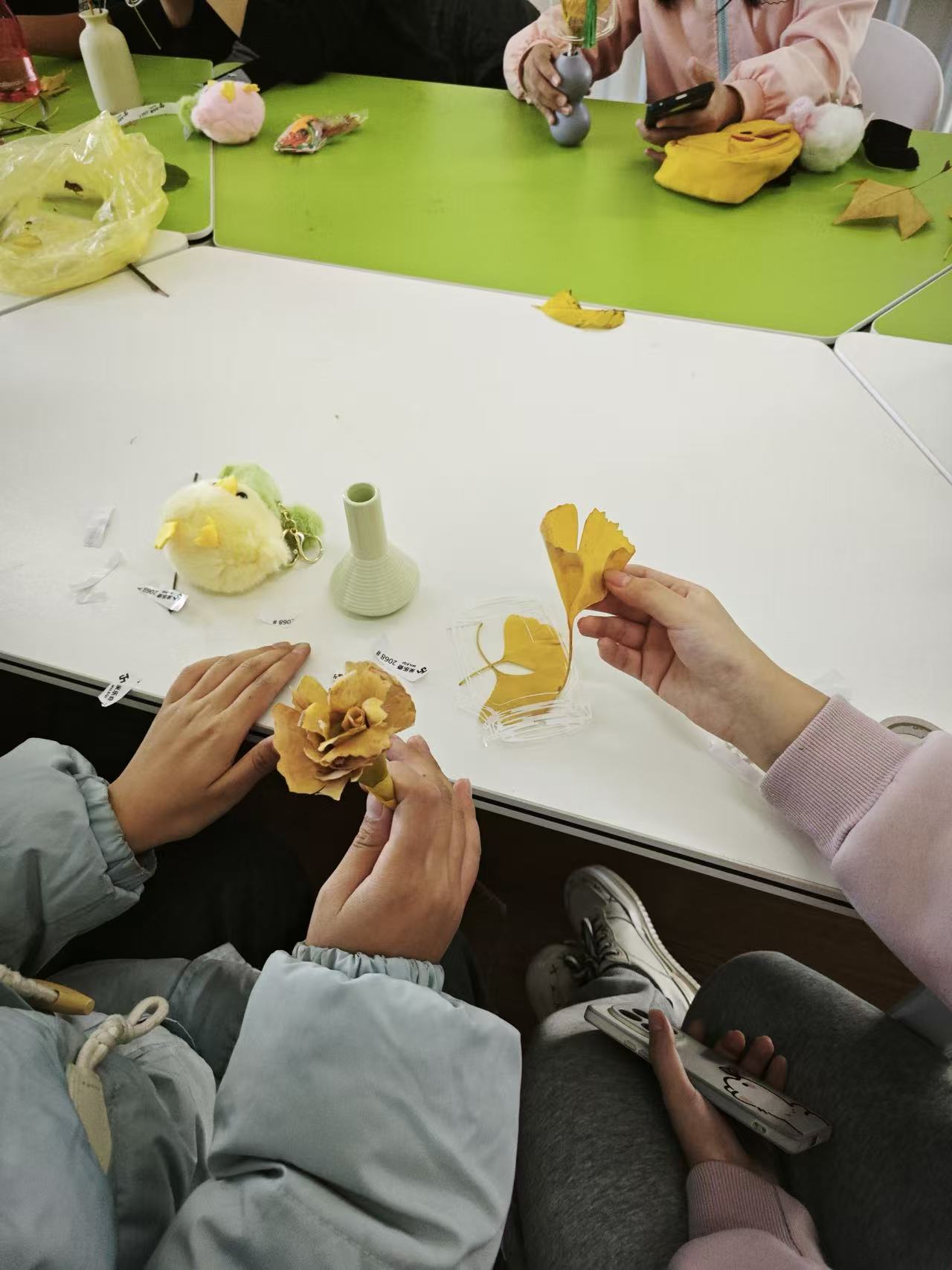 同学们在创作间隙中，无声递接工具，有声分享经验，慢慢打破社交隔阂，让情感自然联结、正向传递，悄悄化解内心的社交焦虑。