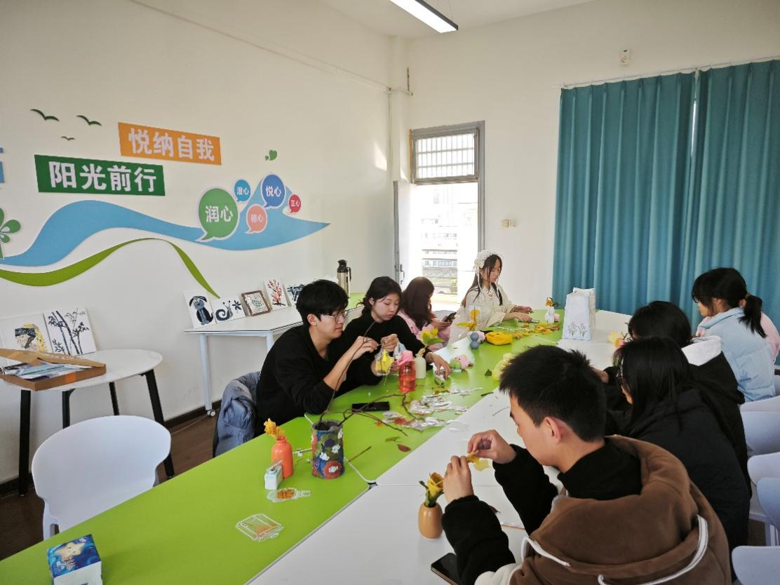 同学们围坐桌前，秋意漫染指尖，以想象为翼，将自然与心灵的联结，留住秋意的同时，也在创作里悄悄抚平心头褶皱。