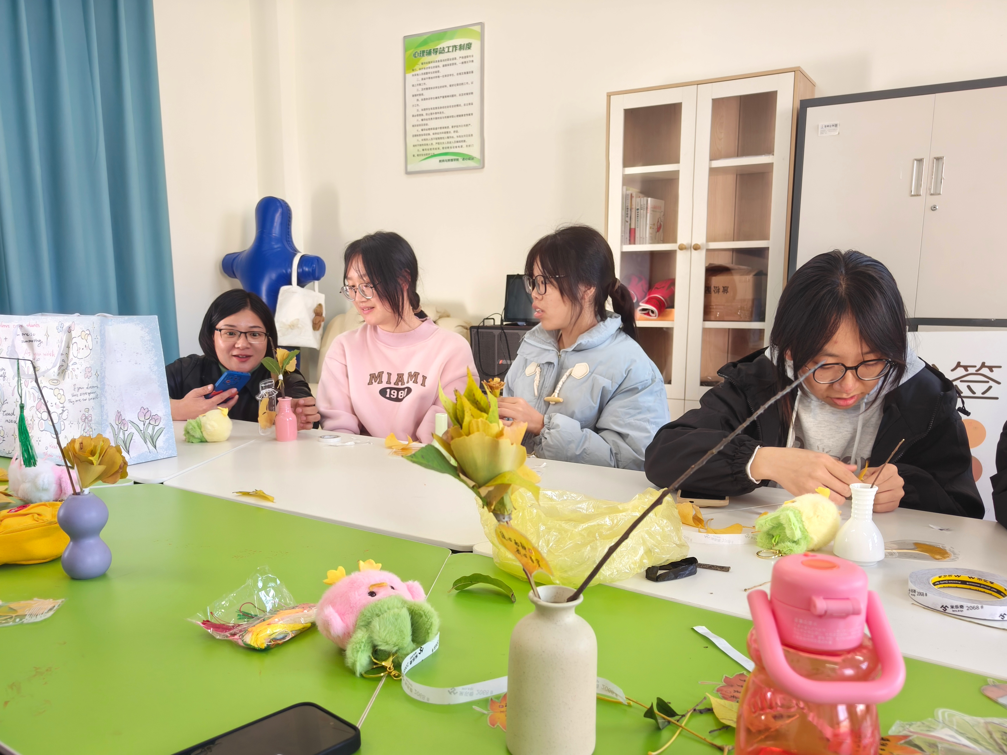 老师与同学们共赴落叶之约，以自然为笔、秋叶为媒，在指尖流转的手工创作中，让落叶绽放成玫瑰，让心绪随指尖温柔释放。