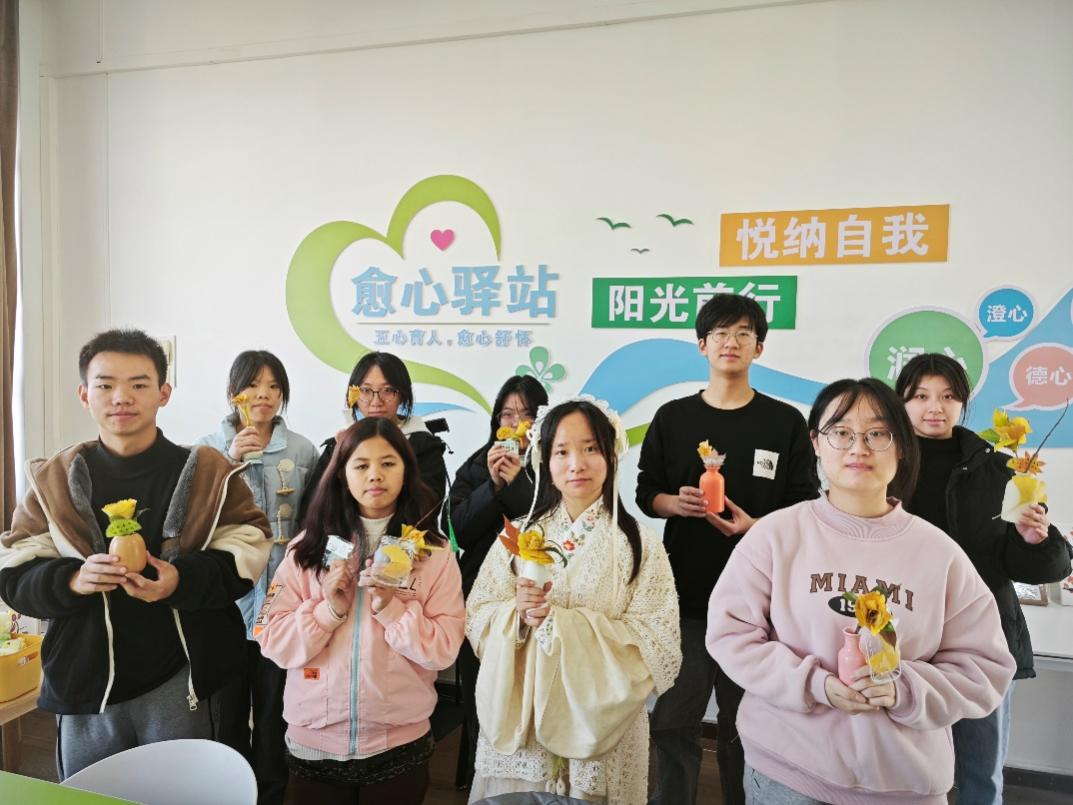 同学们与自己的作品合影，手作的温度，让作品承载着自然的质朴，成为了心灵治愈的载体，同样也赋予我们重新绽放的力量。