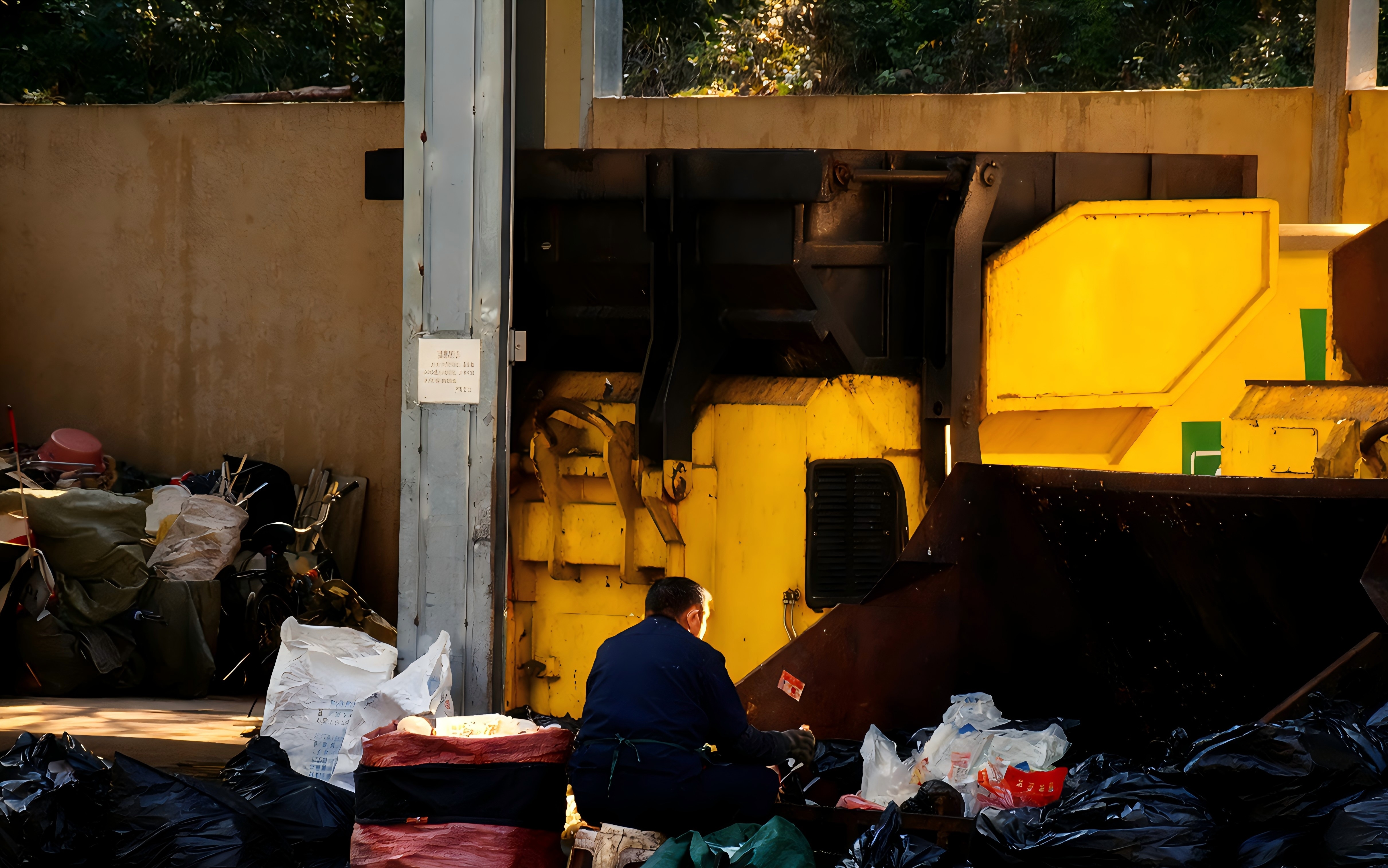 秋阳洒落，一位老人于逐日塔旁的废品站专注忙碌。在这略显萧瑟的季节，平凡的他，用勤劳诠释生活，成为秋日里一抹温暖的风景。