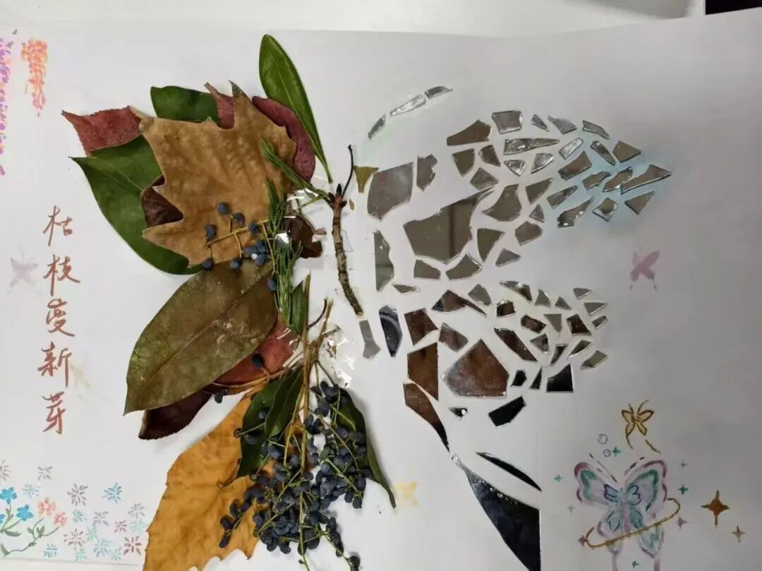 《落叶蝶成花》暖调的叶材裹着松针的清冽，把秋日校园里“晒太阳、晃秋千”的松弛瞬间，封进了这方手作里