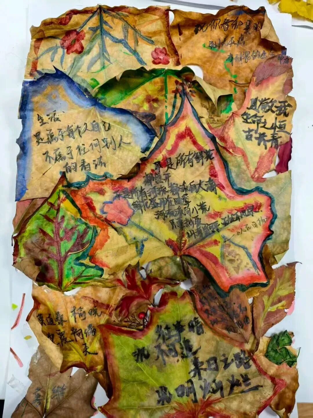 《一叶藏秋，一纸藏心》以颜料晕染出秋的斑斓底色，再以手写文字承载心境，让“秋的意象”与“心的思绪”在叶片的脉络里相融。