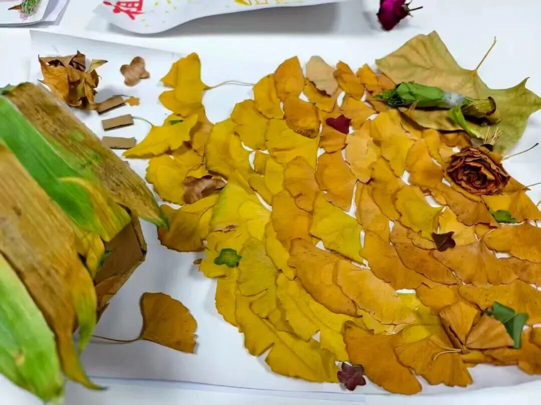 《面朝大海，春暖花开》这幅叶贴手作以海子诗句里的理想生活为核，用自然素材铺展浪漫图景。