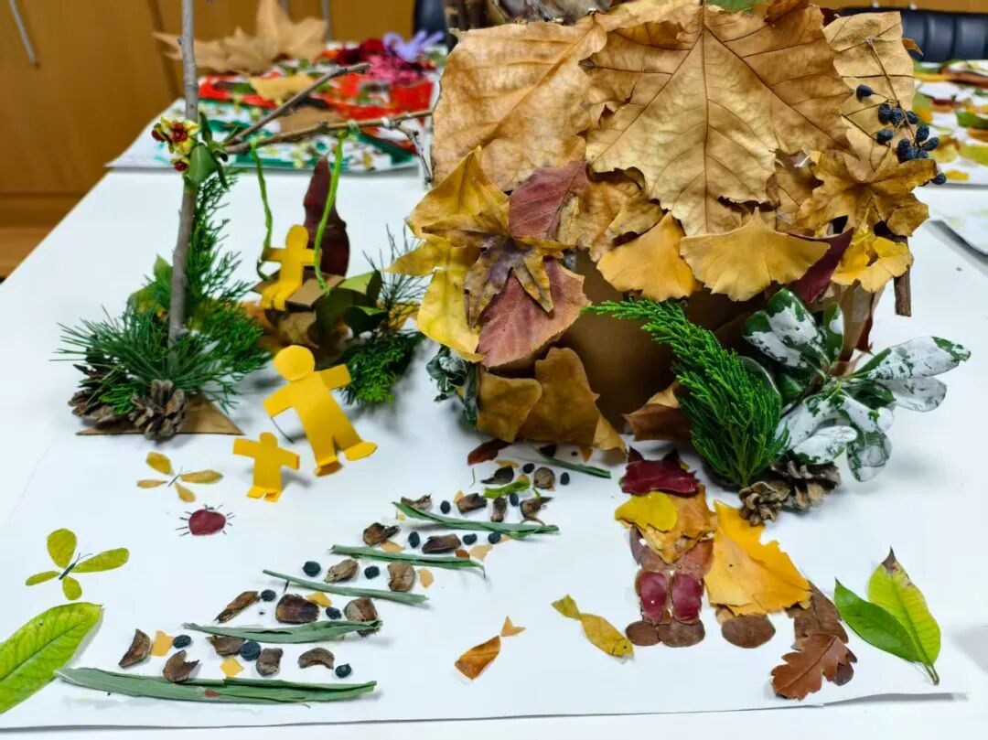  《叶缀秋日千摇暖日，猫蜷膝下收守清欢》