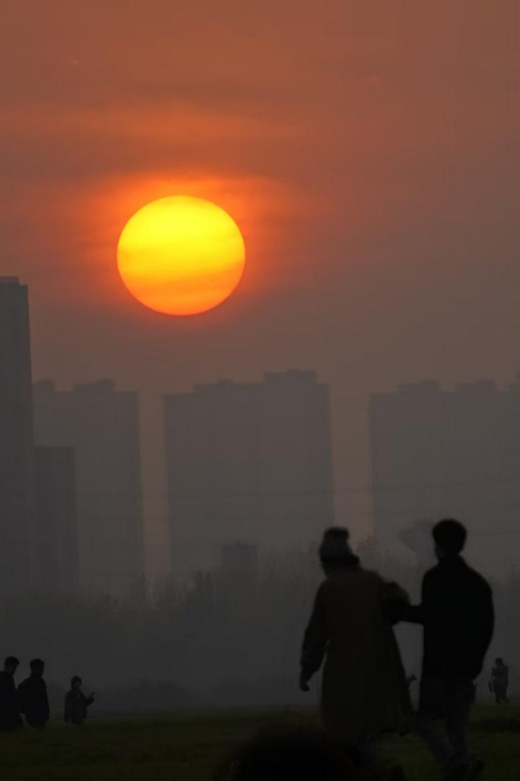 拿长焦拍落日时，正好闯入手牵手的两个人，这一刻，夕阳又成了他们爱情的注脚。
