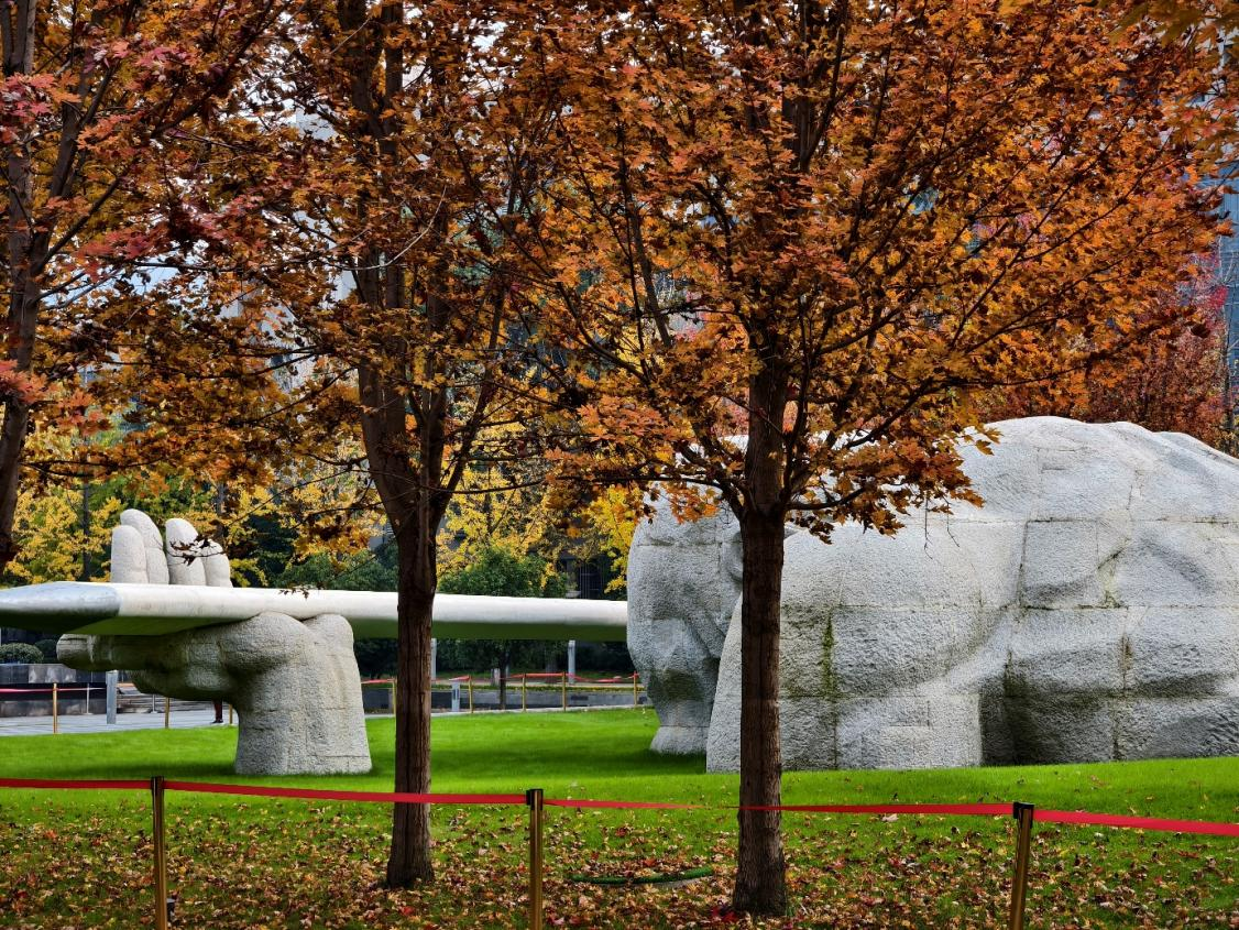 我一个人慢慢走，看过了广场上的和尊组雕，感觉他们与周围的草与树在一起，是那么的和谐。