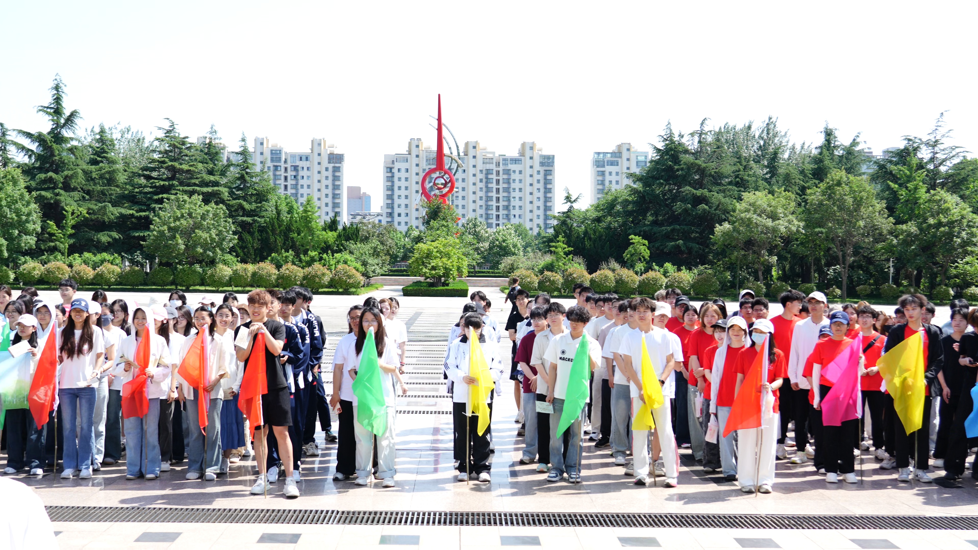  全体学子整装出发，沿指定路线开启徒步闯关之旅