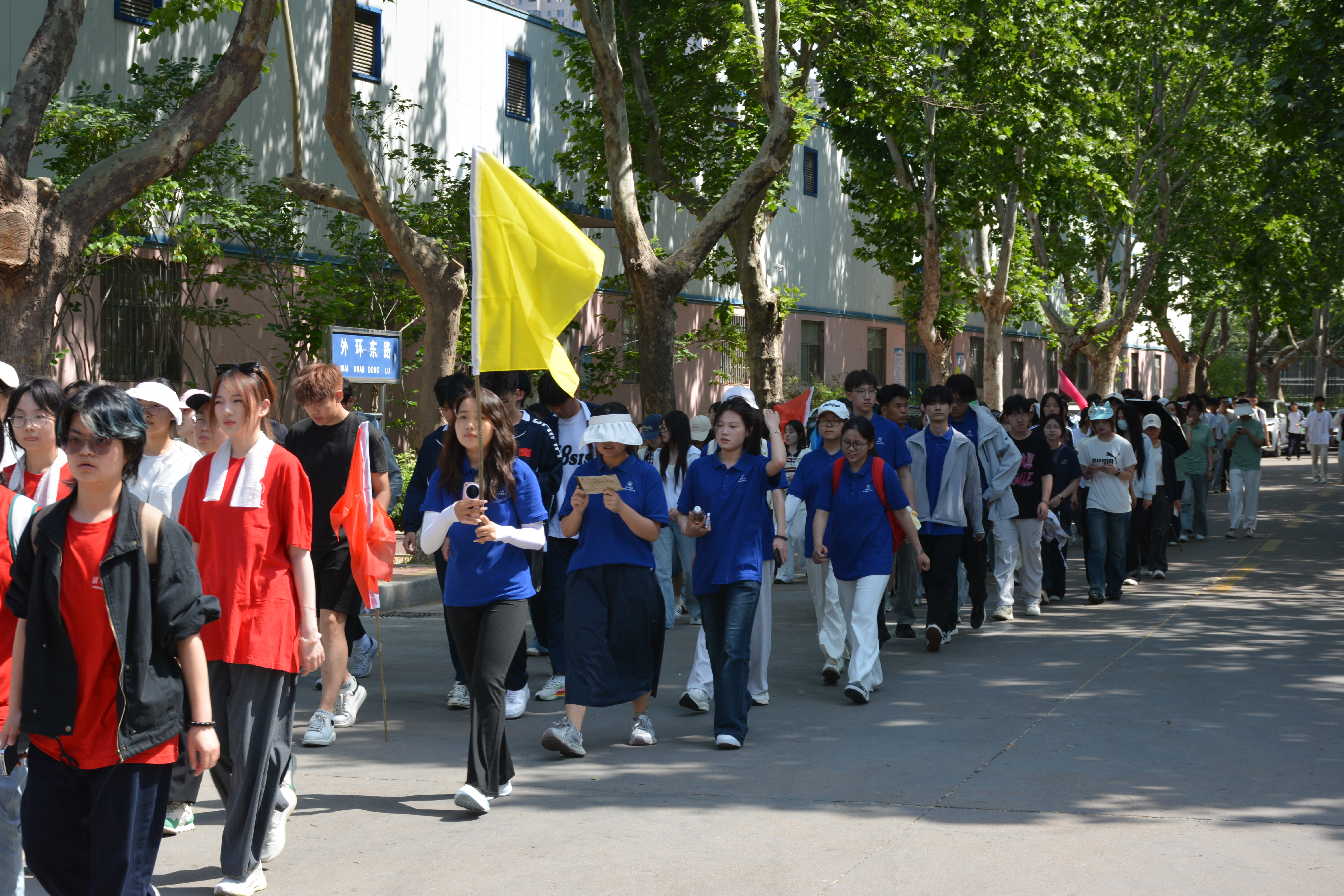  同学们沿指定路线开启徒步闯关之旅