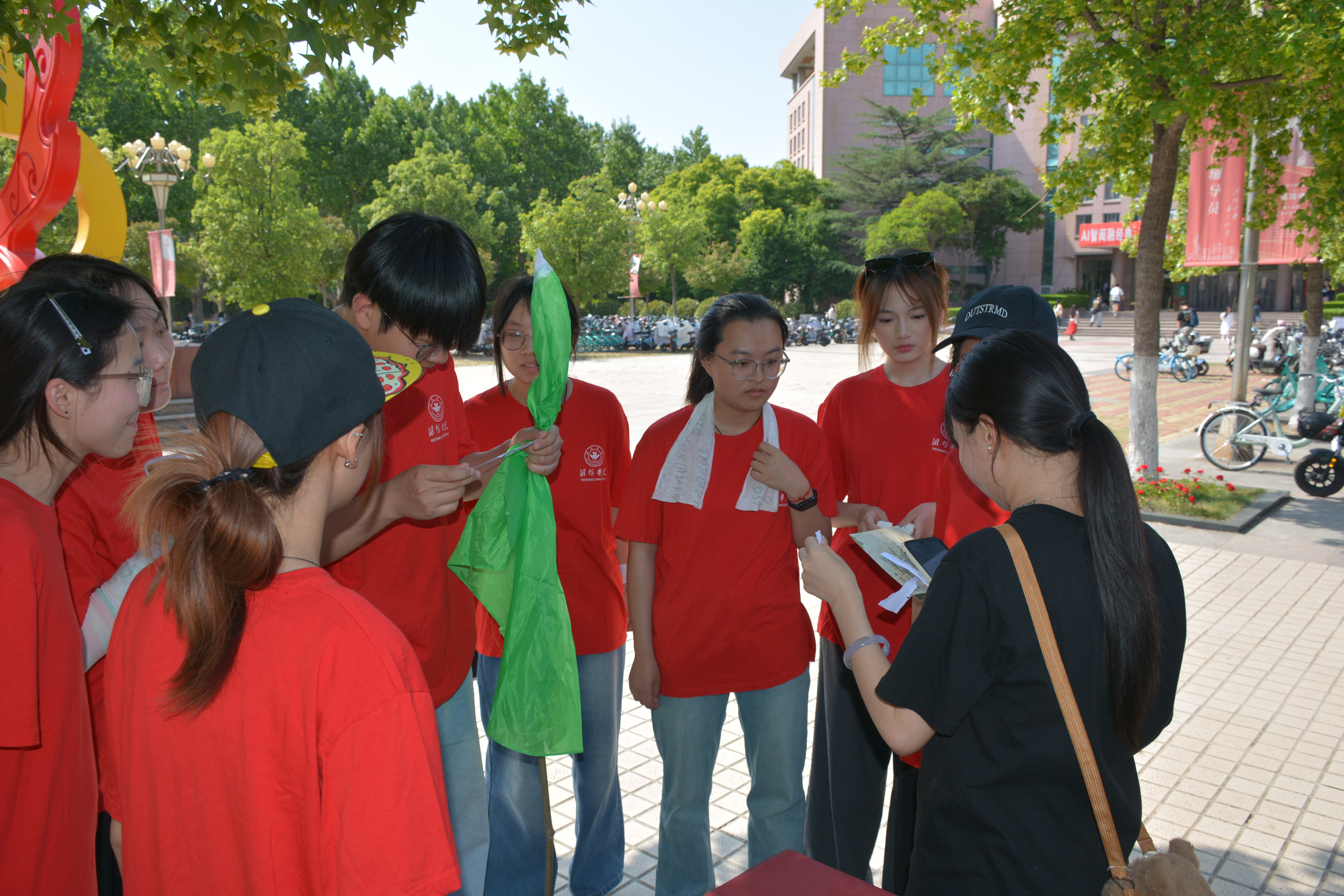  同学们在图书馆前，通过心理健康知识答题巩固心理知识，掌握基础调适方法