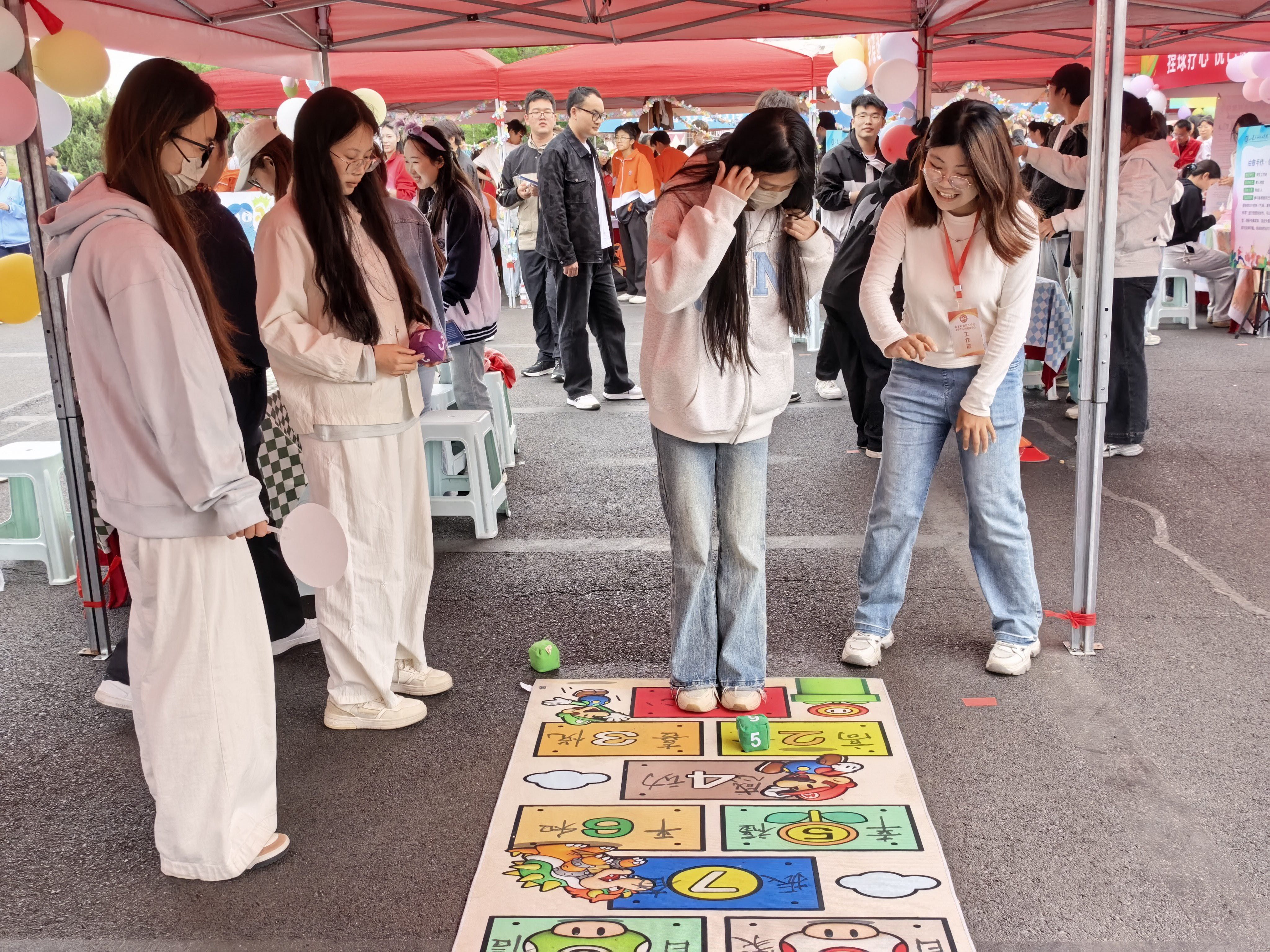 “情绪跳格，心晴迈步”解压活动