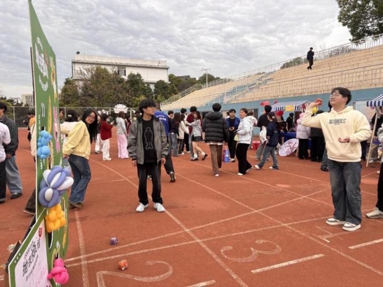 材料工程学院开展投沙包活动2.jpg