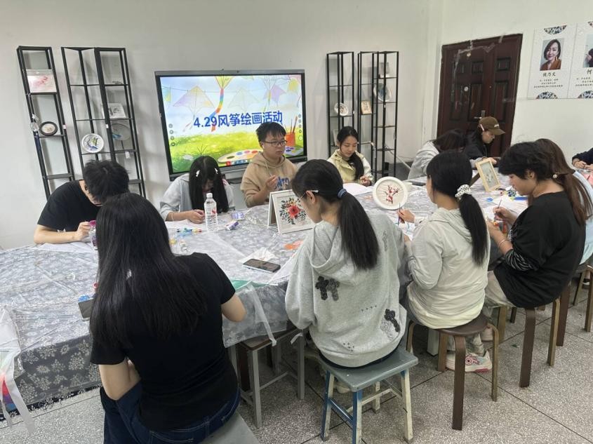 艺术设计学院组织风筝手绘3.jpg