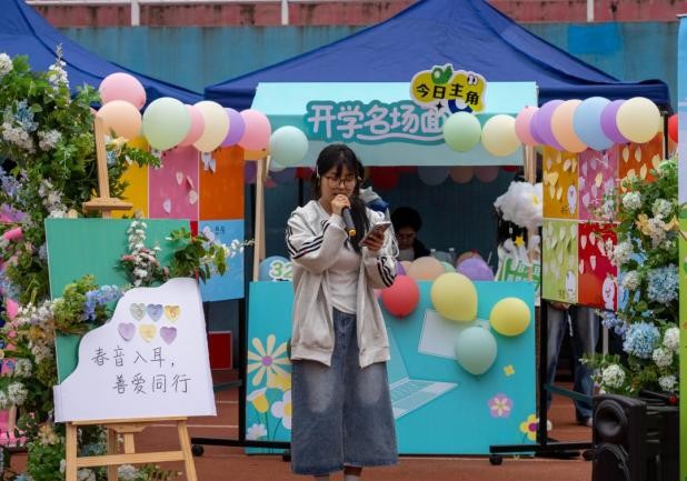 电子信息学院开展户外草地歌唱活动1.jpg
