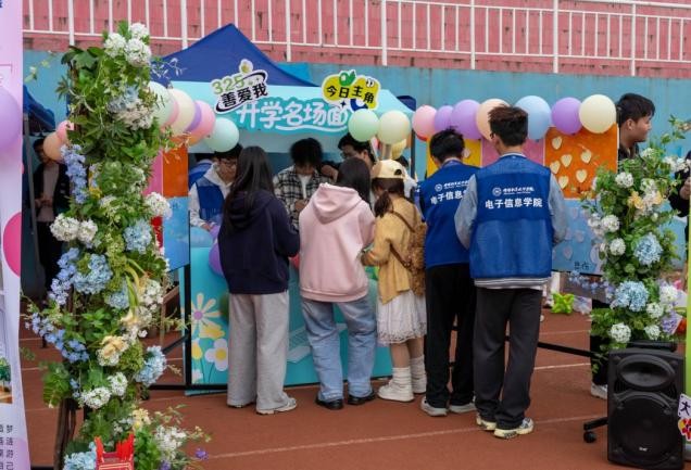 电子信息学院开展户外草地歌唱活动2.jpg