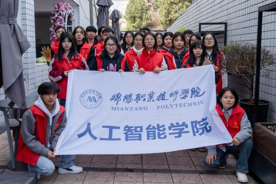 人工智能学院开展“手植春光·心传雷锋”劳动教育活动.jpg