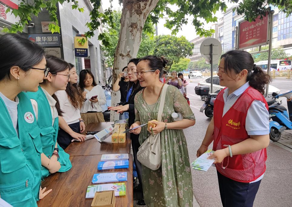 “心光守护”志愿服务队支援者正在给社区居民宣传心理健康知识.png