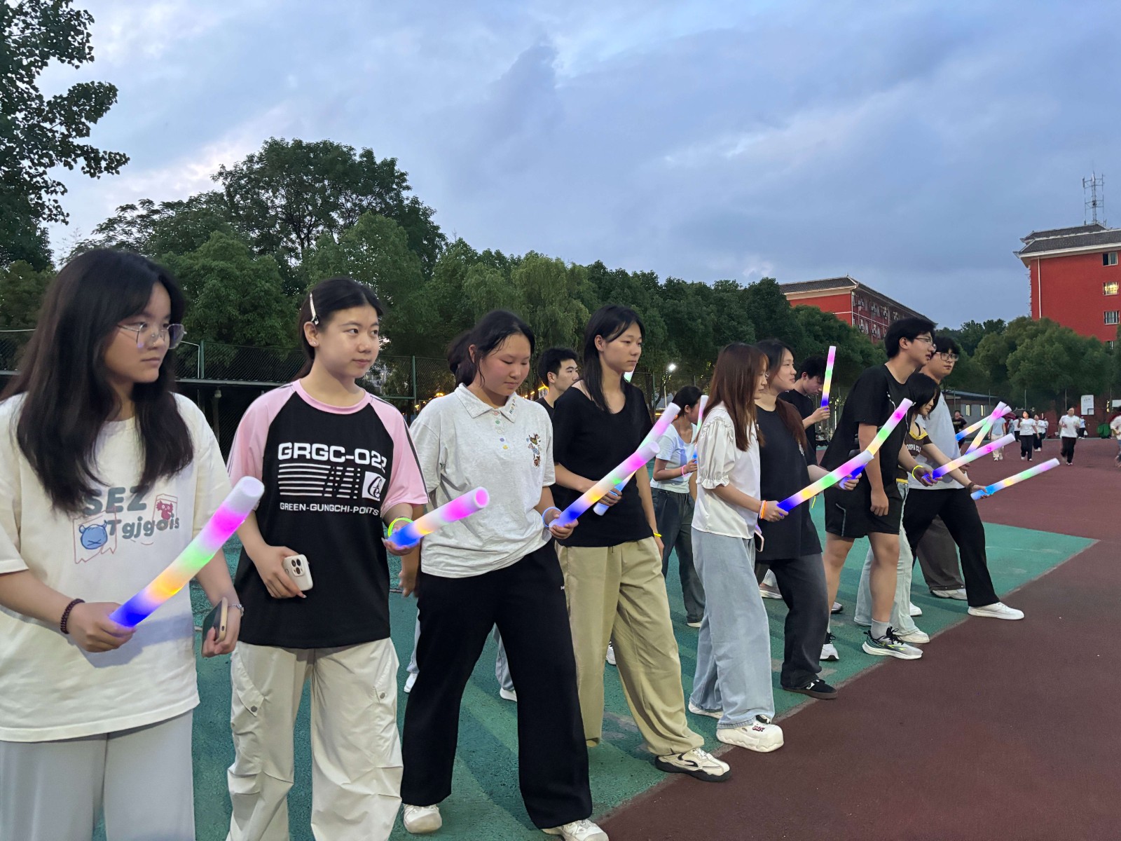 荧光夜跑的参赛选手准备起跑.jpg