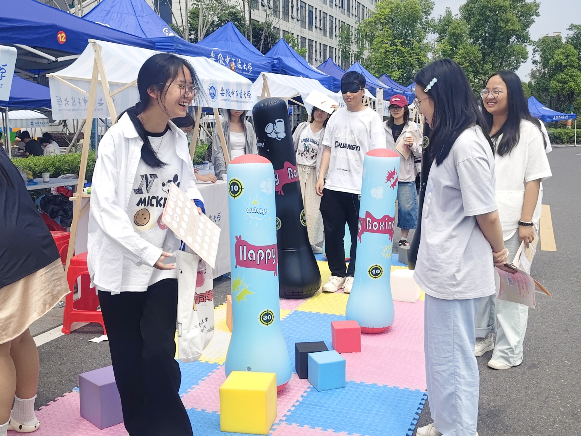 图为参与者们在进行蒙眼互动-特色闯关挑战。