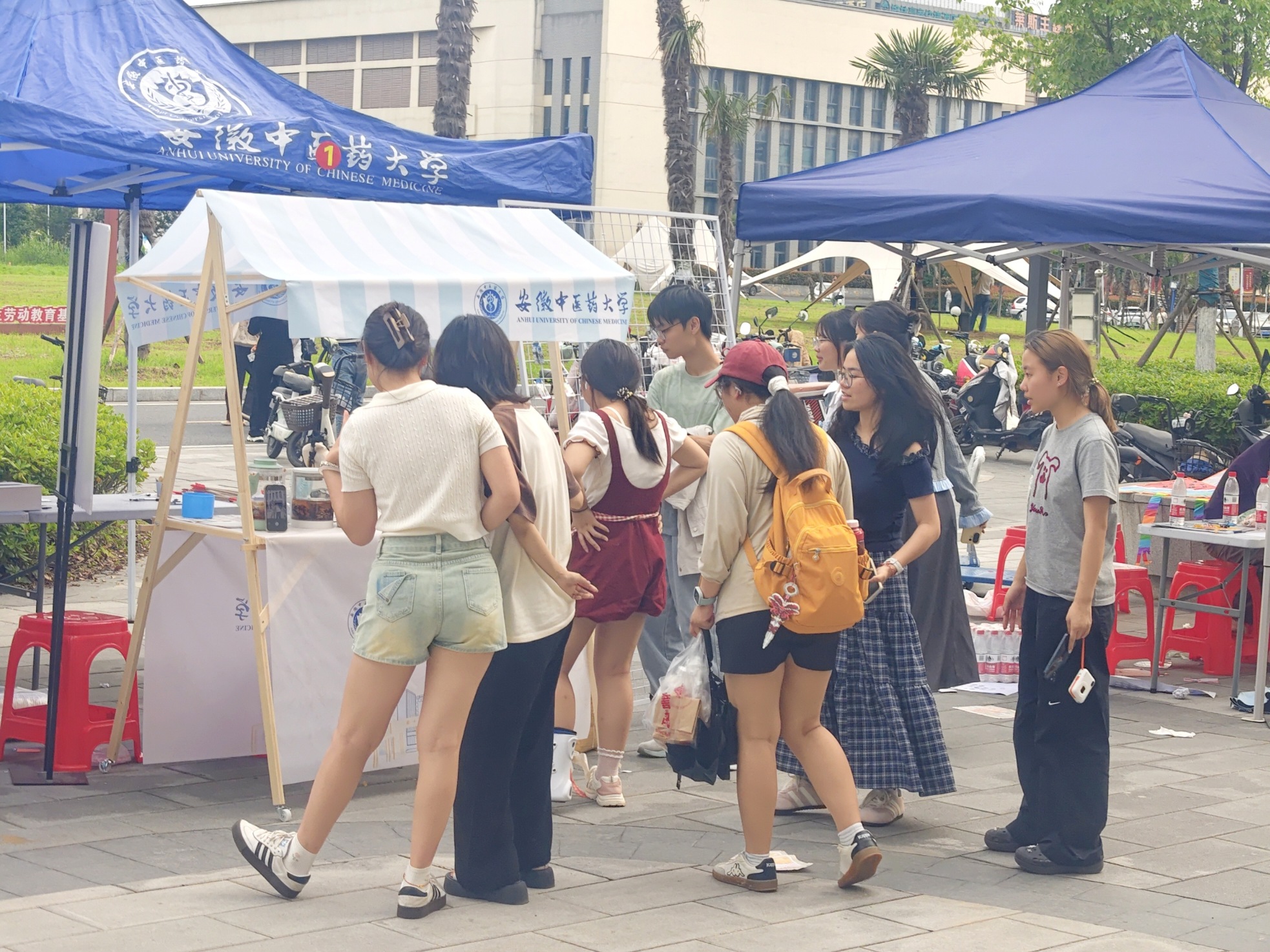 图为参与者们围观互动，并积极参与趣味心理小游戏。