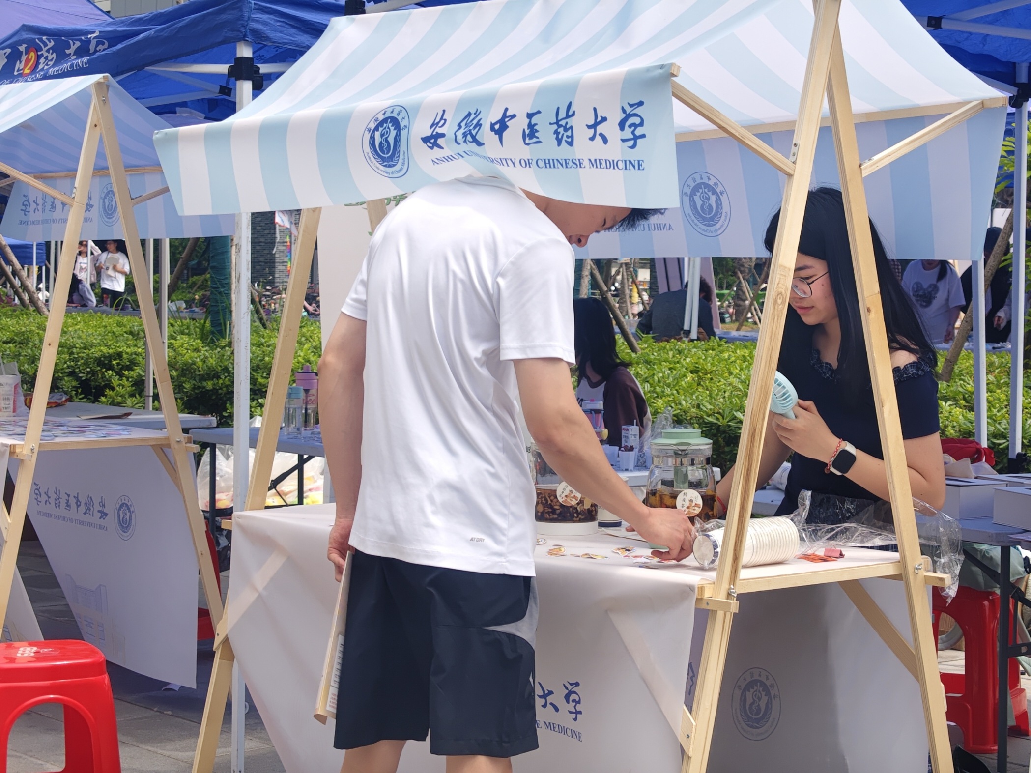 图为参与者正在体验学校推出的中医药特色养生茶饮。