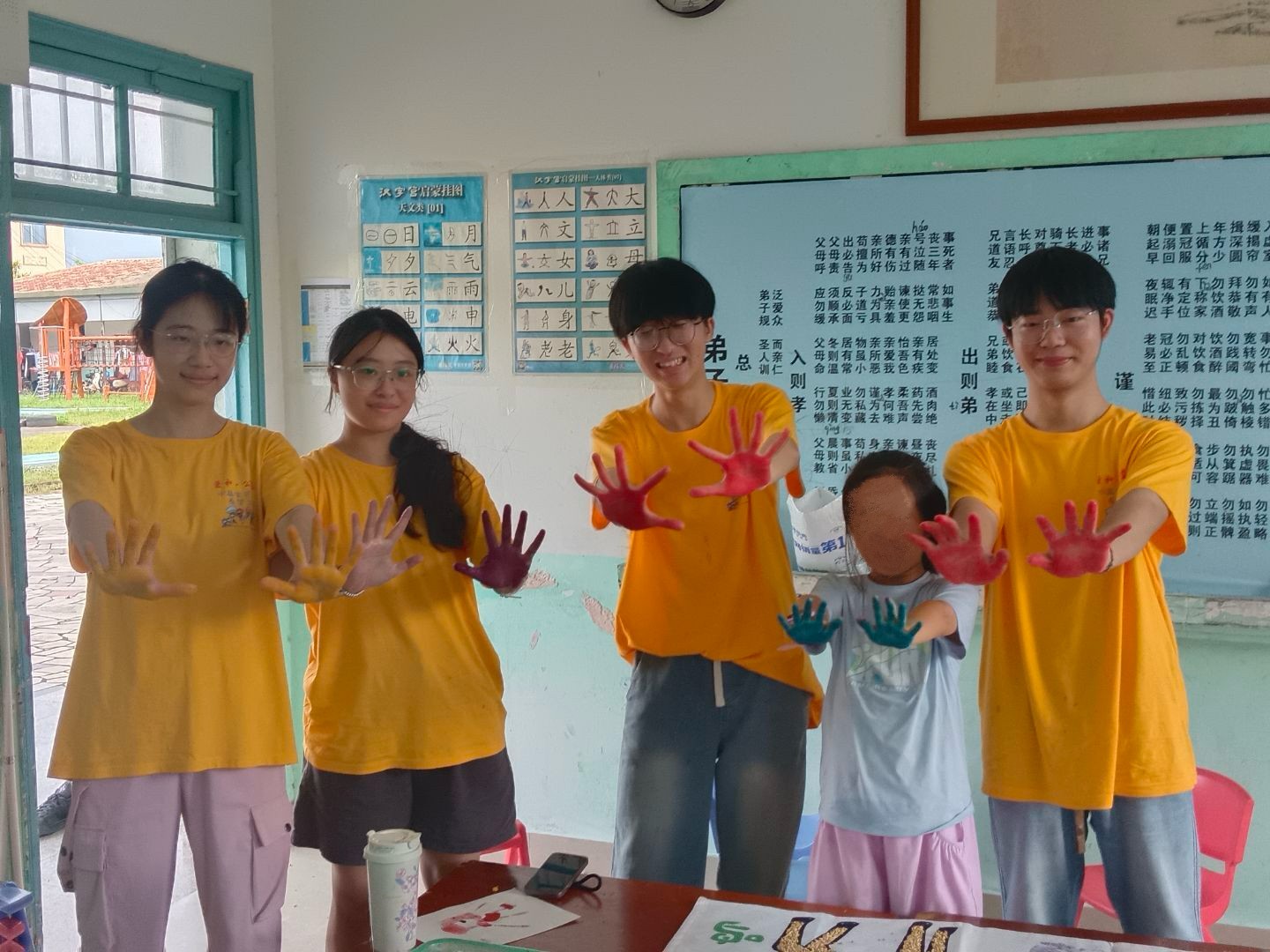 ͼ�ģ�־Ը���뺢������ɵ���ȴ��⻭��.jpg