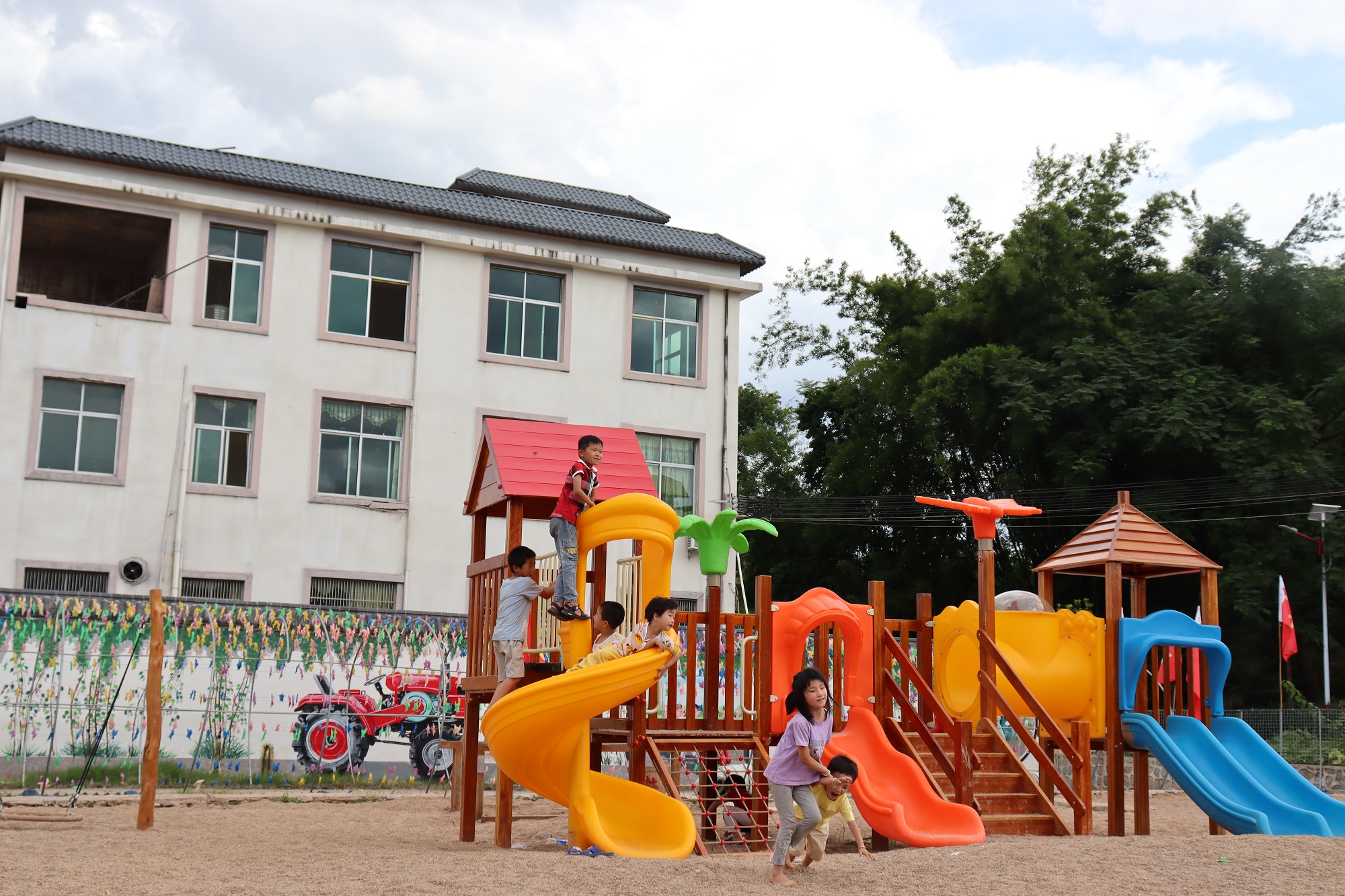潭头村的孩子们在新建的游乐场所玩耍