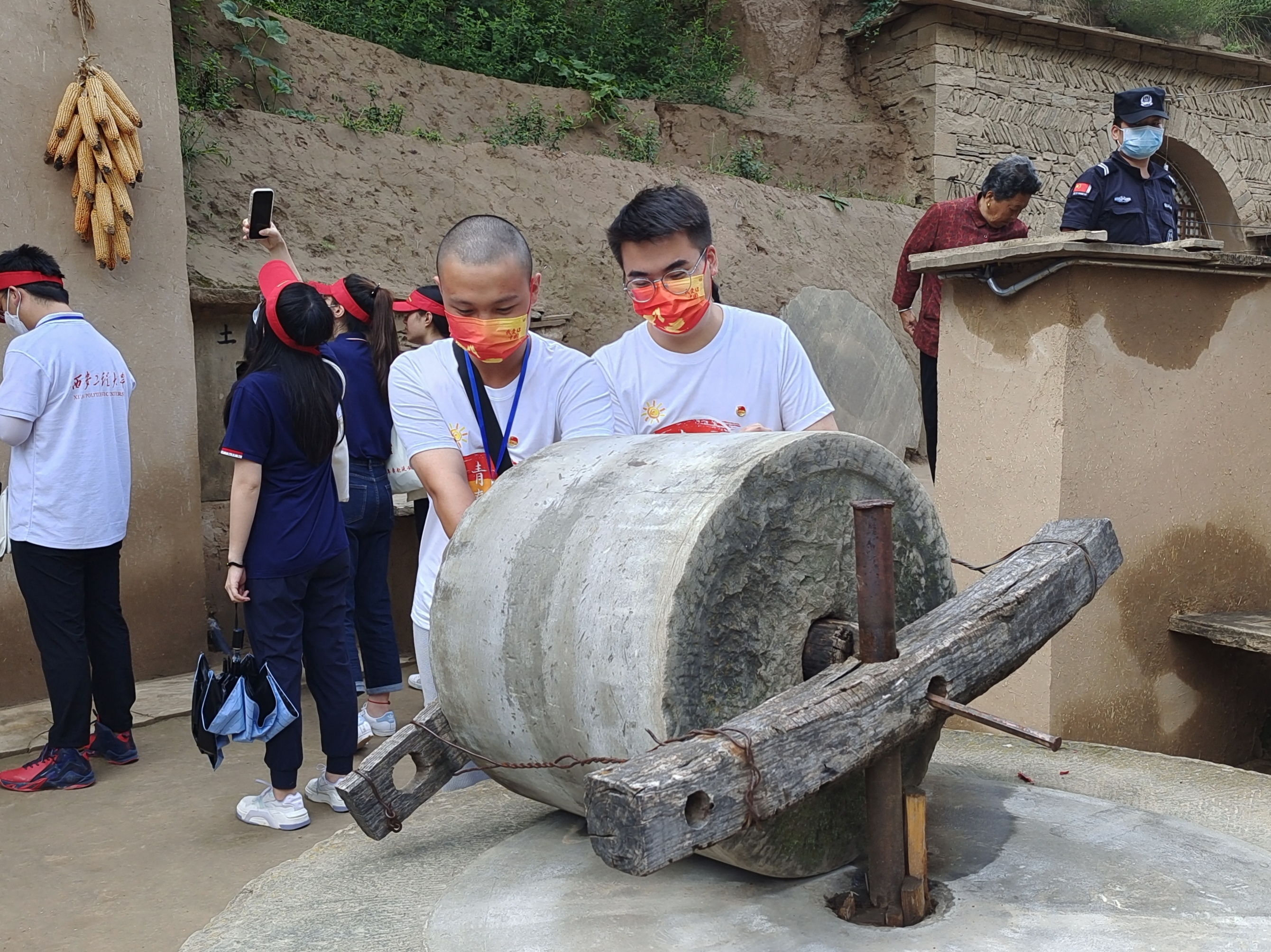 实践团成员亲身感受过去石磙的使用