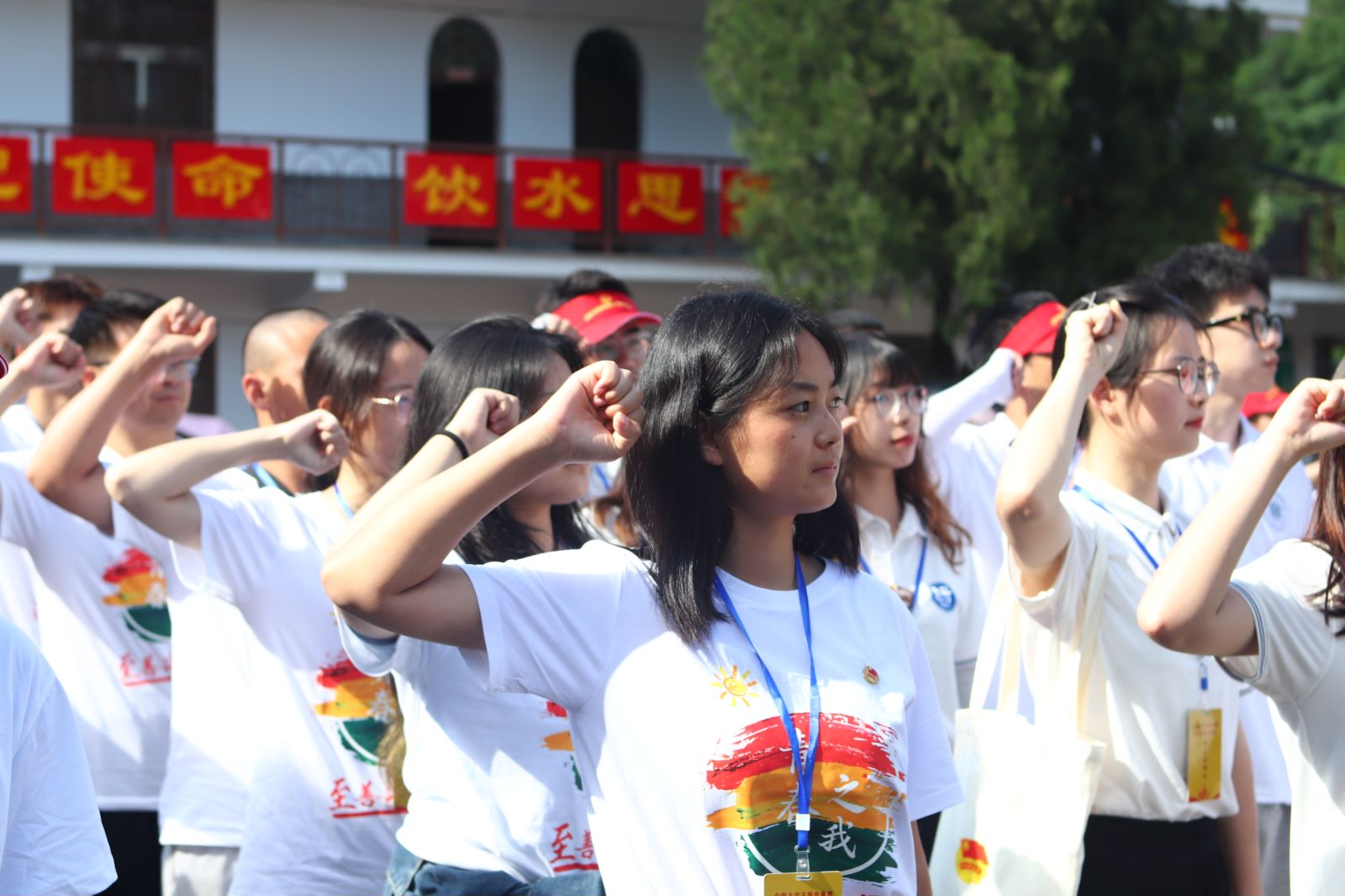 指导老师带领实践团成员重温入团誓词