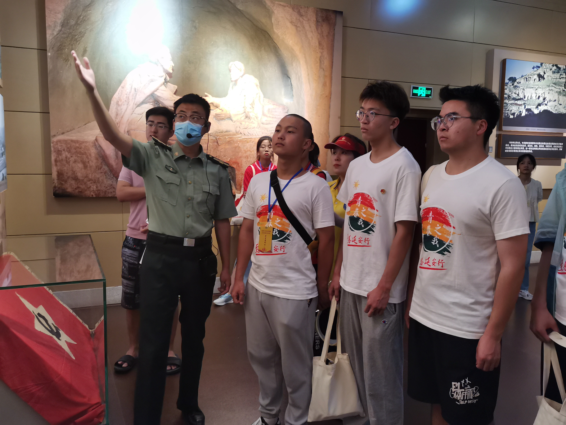 实践团成员聆听中共中央西北局纪念馆讲解