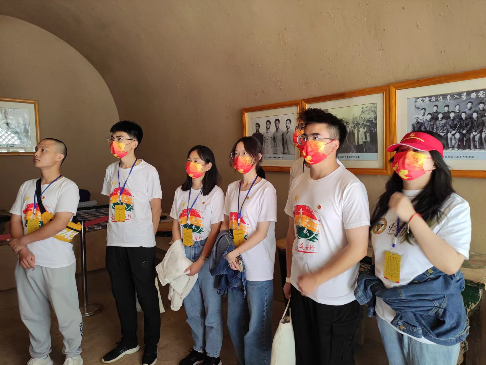 实践团成员在梁家河村参观习近平旧居