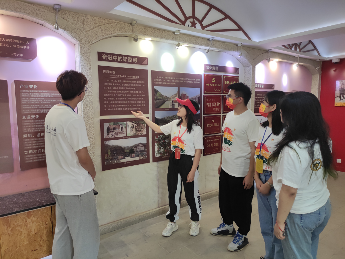 柳老师带领实践团成员在梁家河村村史馆学习梁家河精神