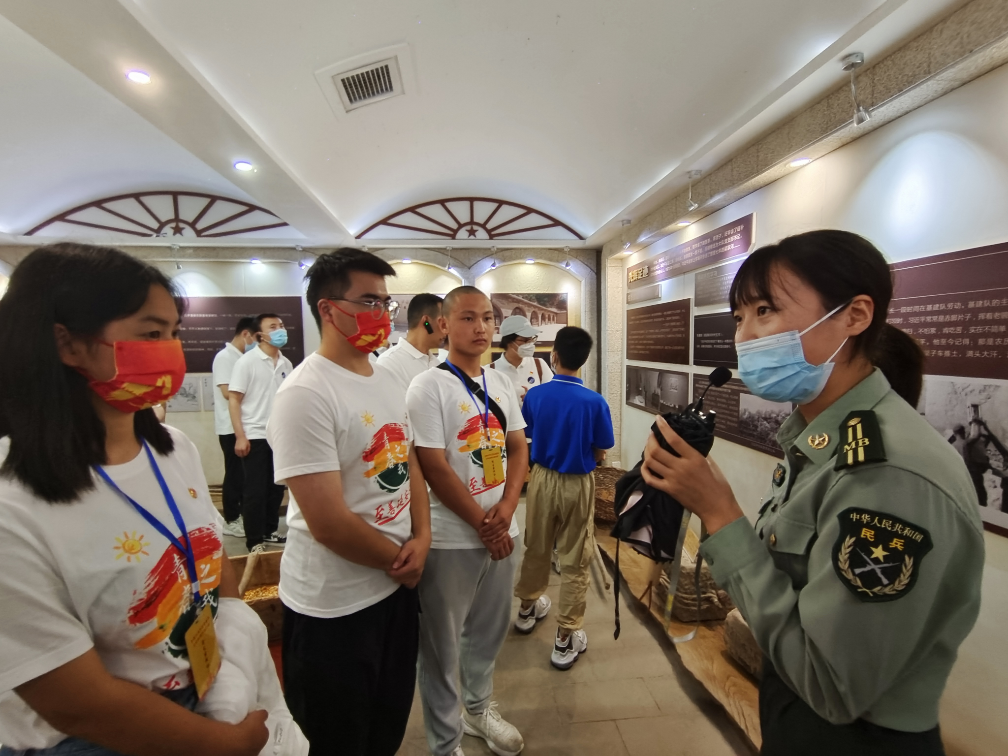 在讲解老师的带领下，实践团成员参观梁家河村村史馆